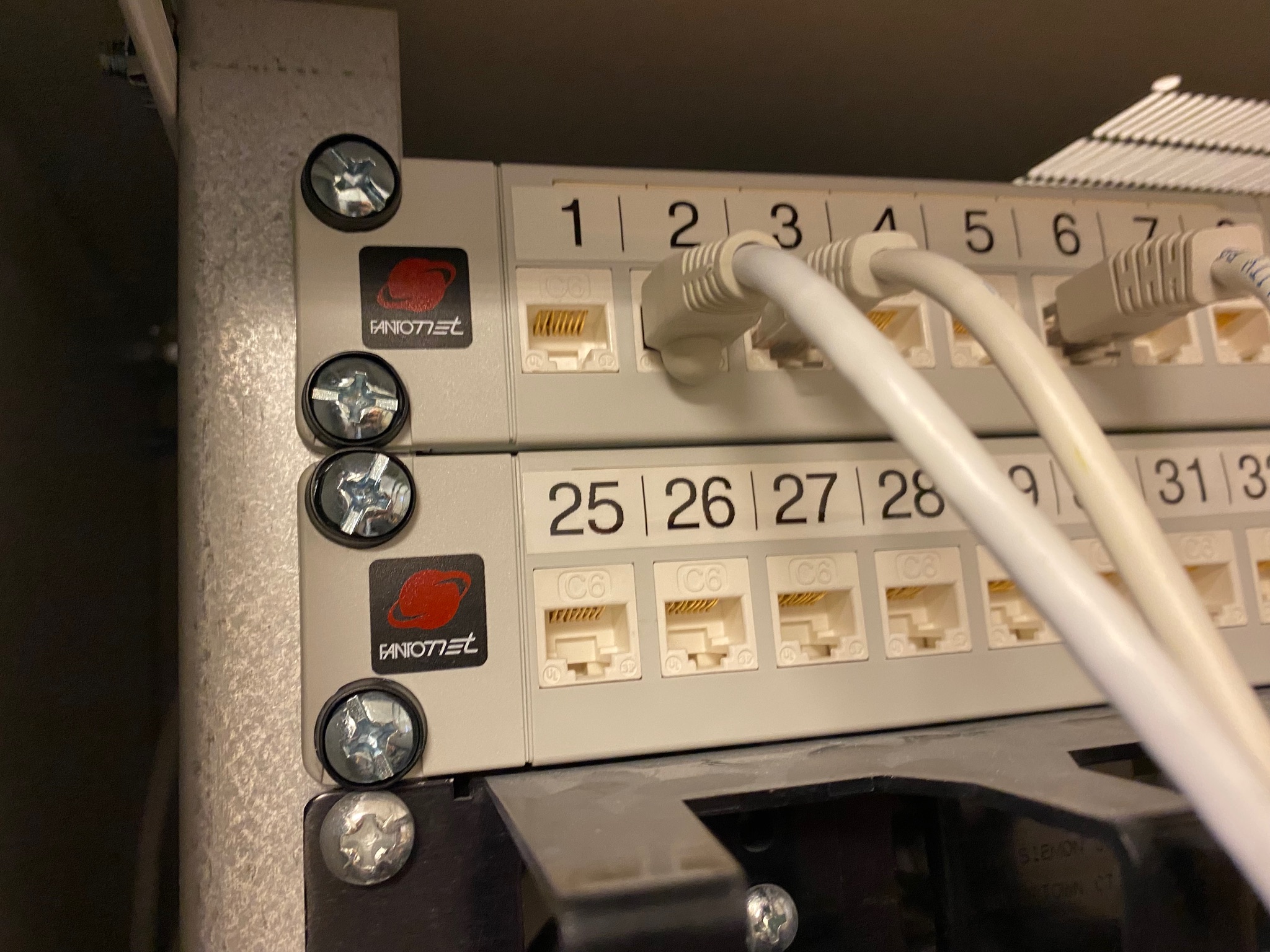 SELT / SOLD Tölvuskápur - serverskápur ásamt APC Smart-UPS 12