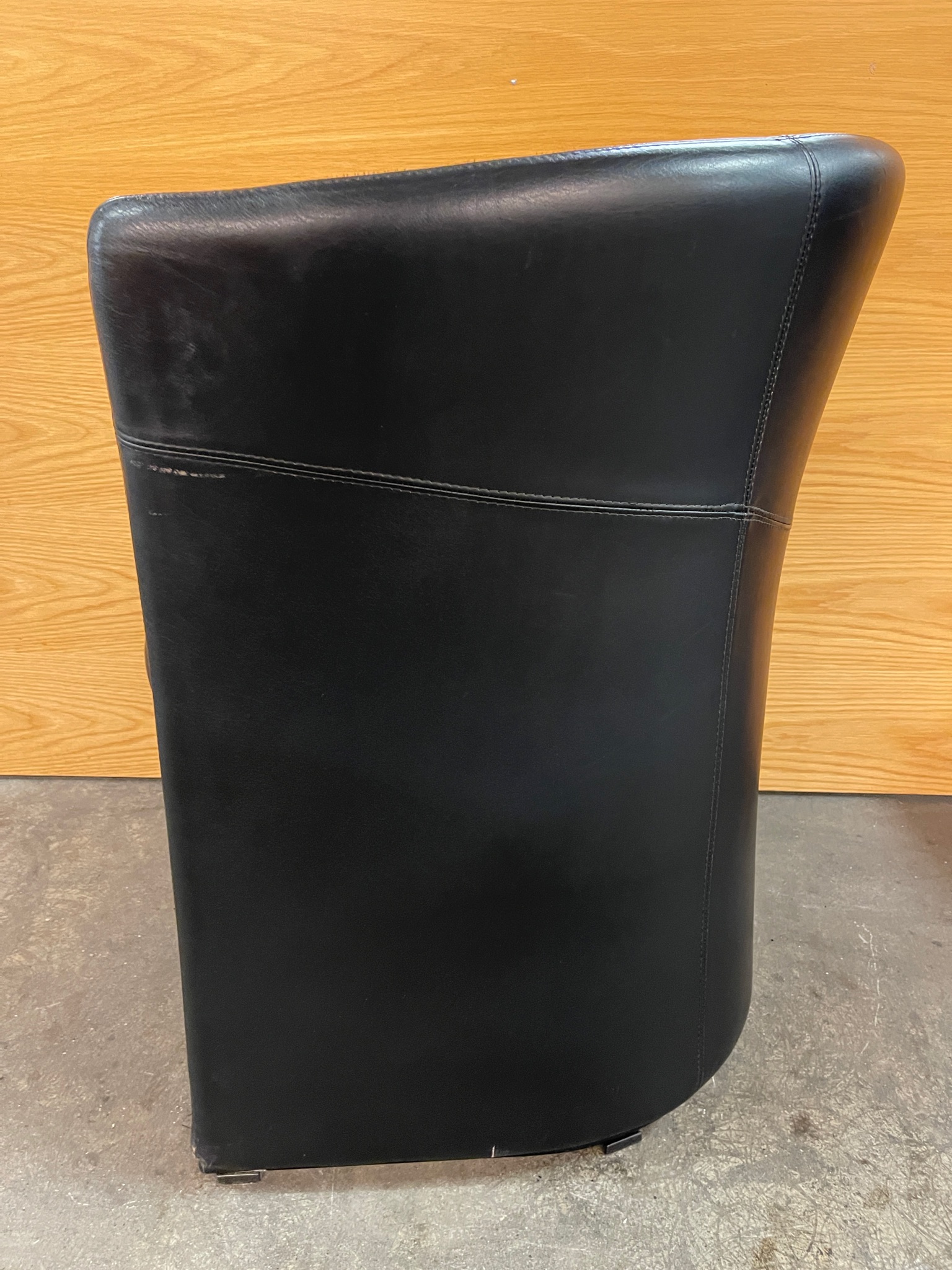 SELT / SOLD Kinnarps leðurstóll frá Pennanum 5
