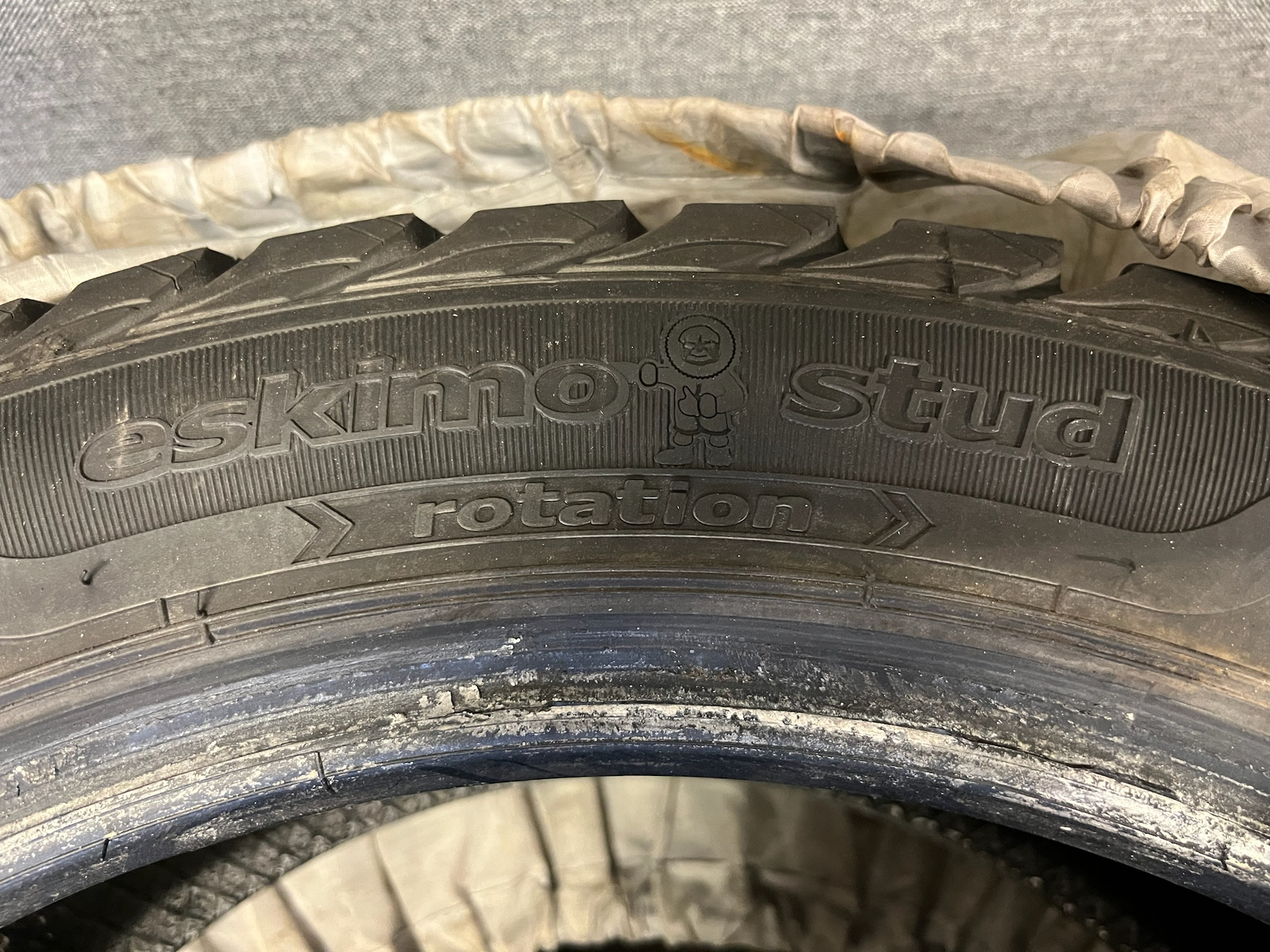 SELT / SOLD Eskimo Stud nagladekk 225/45 R17 94T 6