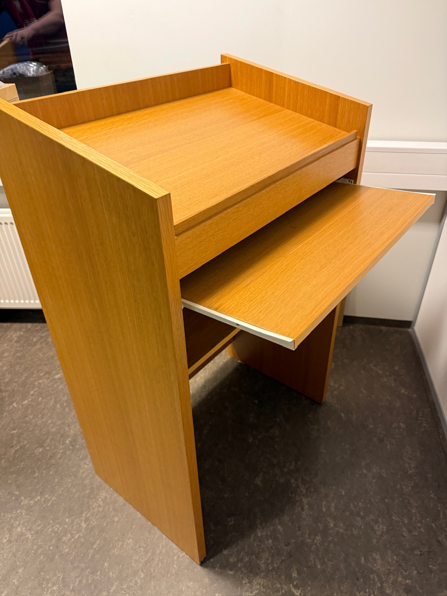 SELT / SOLD Ræðupúlt 4