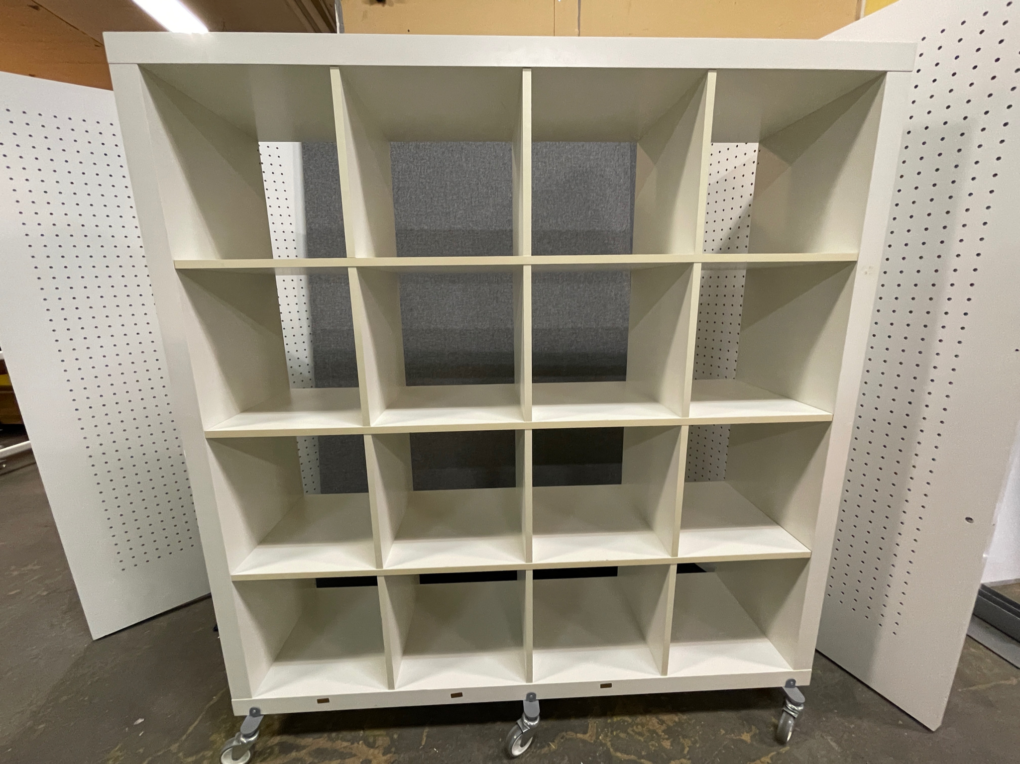 Selt/Endurnýtt-KALLAX frá IKEA á hjólum