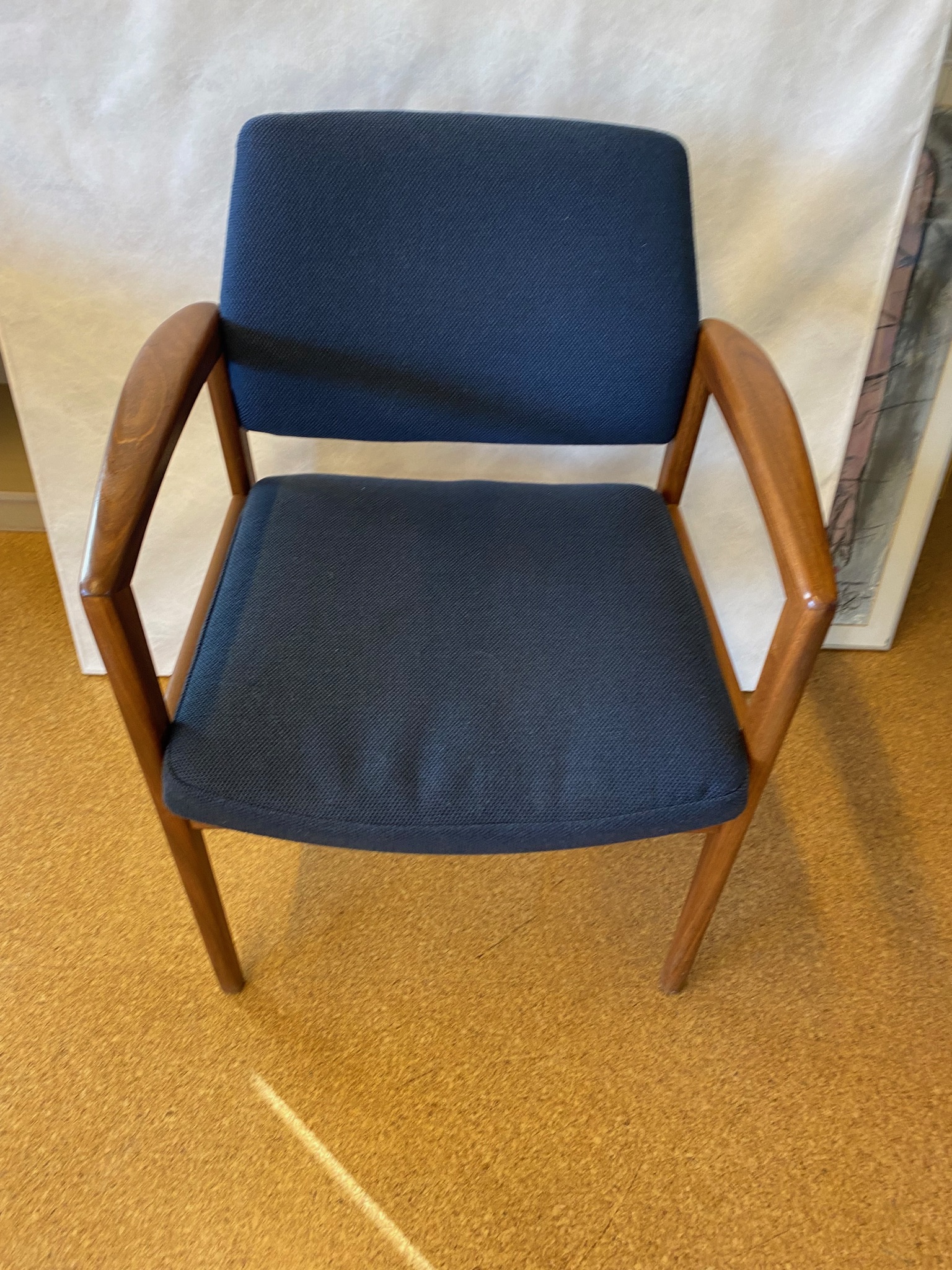 SELT / SOLD Handsmíðaðir viðarstólar með tausetu, dökk bláir 4