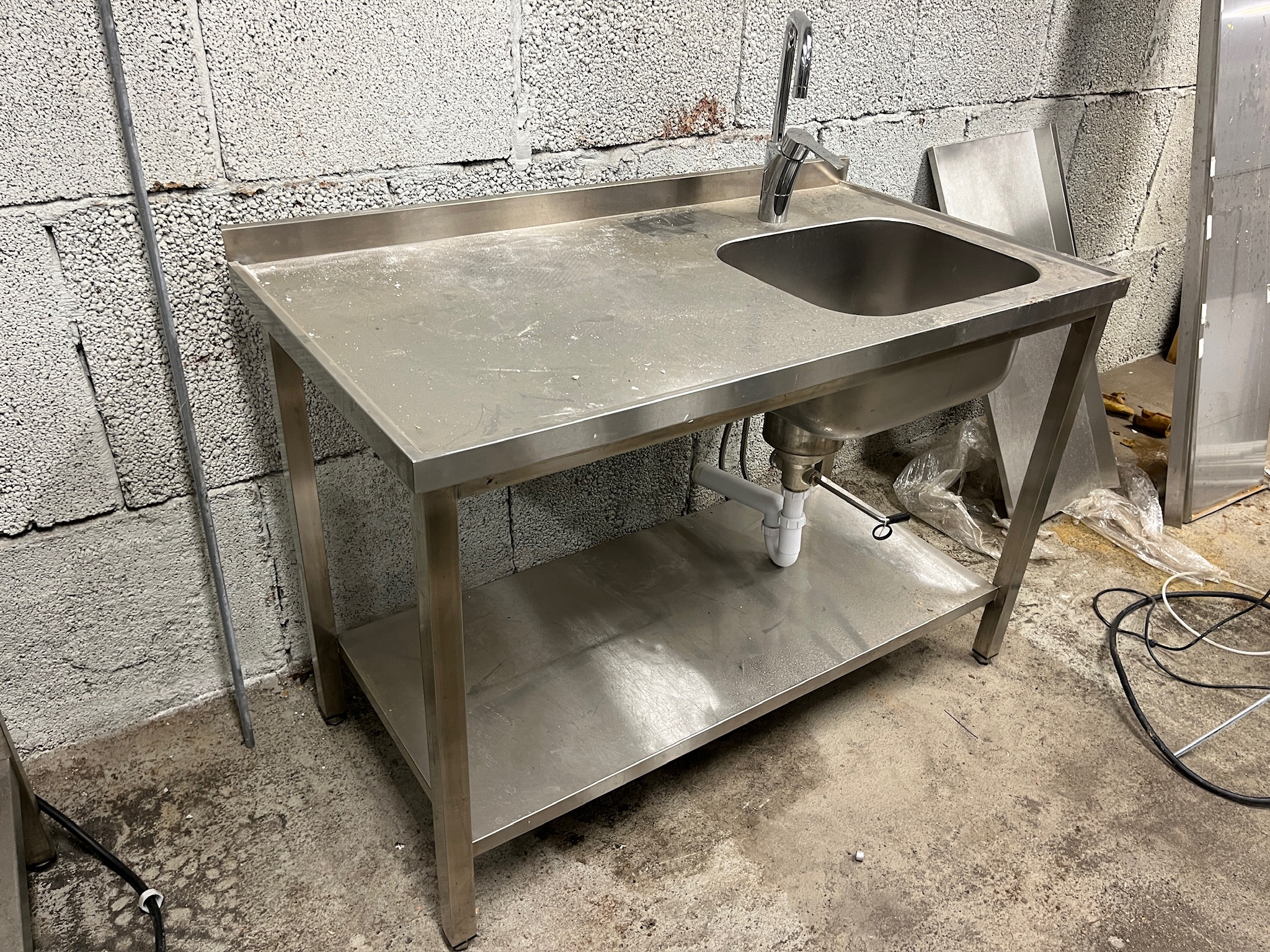 SELT / SOLD Stálvaskur með blöndunartæki, B120 x D75 x H89 sm. 2