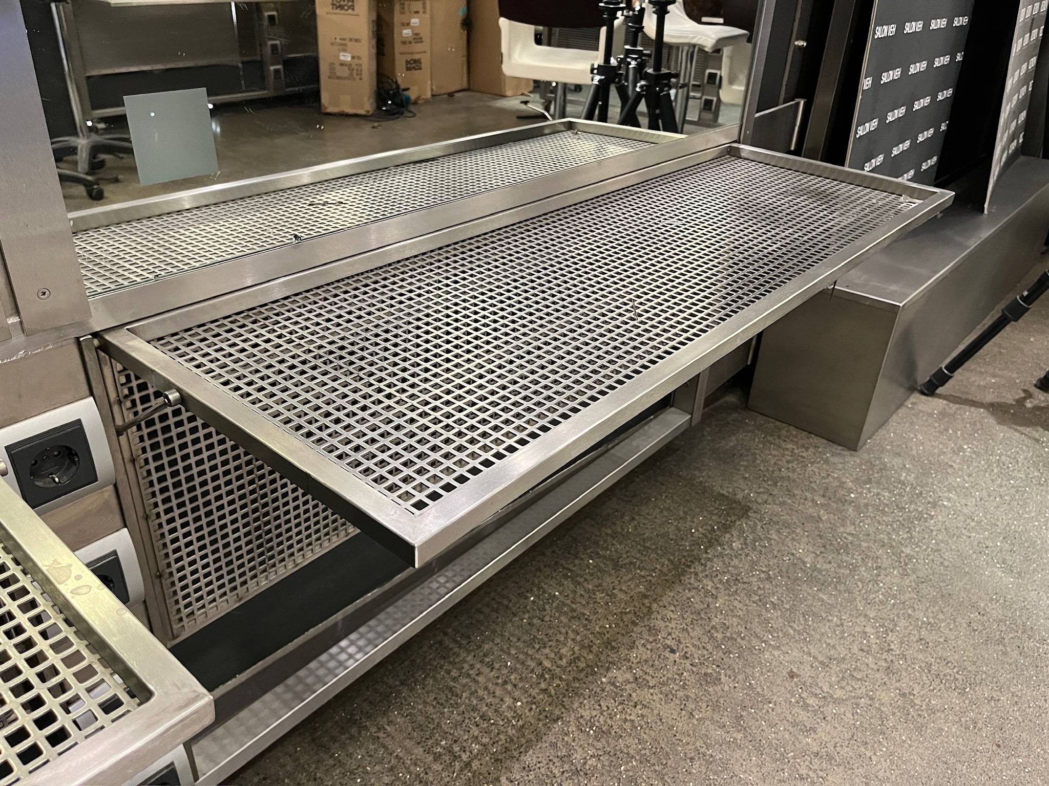 SELT / SOLD Spegill 250x250 með ljósi og rafmagni, sérsmíði á hjólum 250 s 4