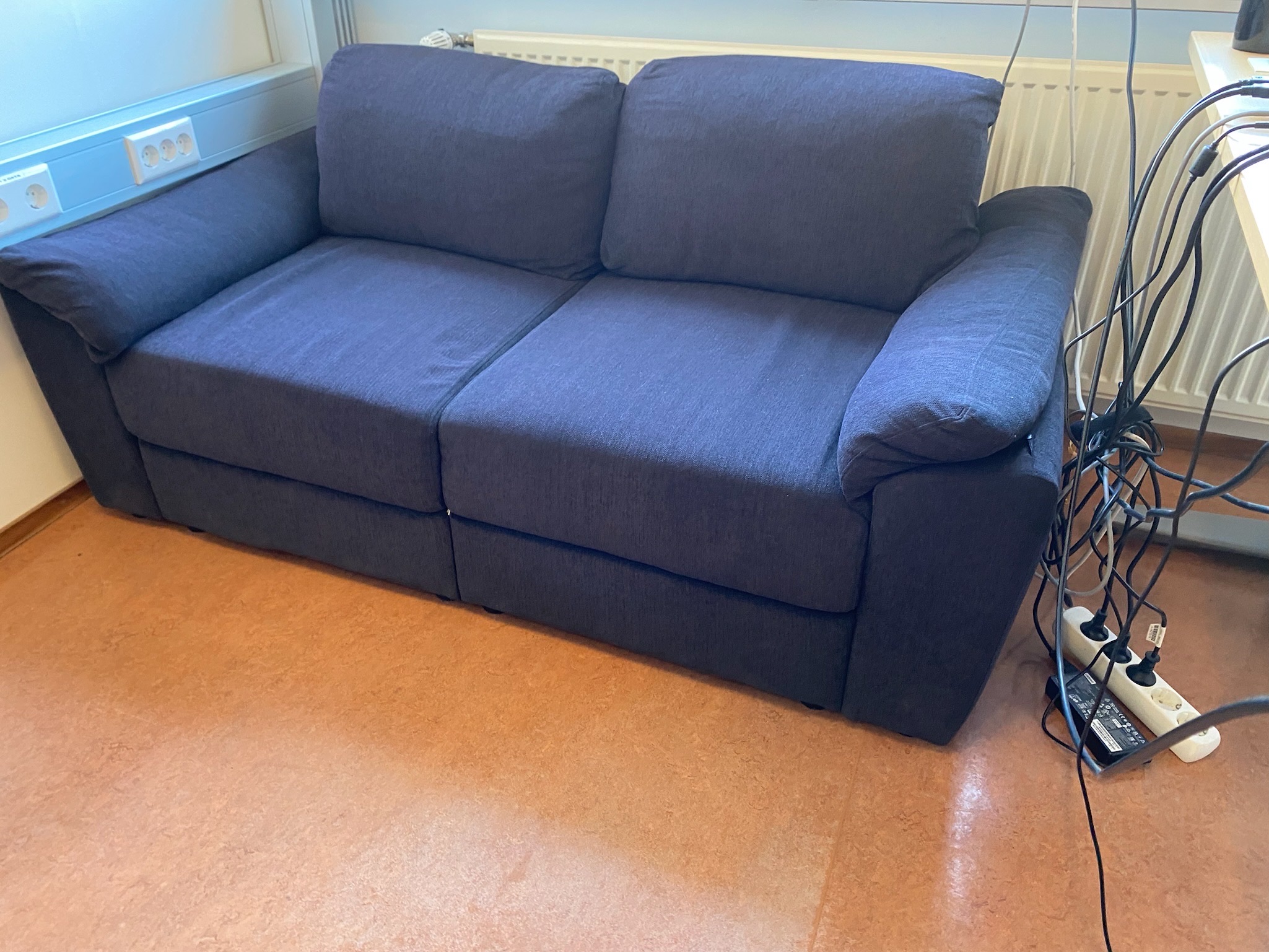 SELT / SOLD Sófi - blár - Alþingi