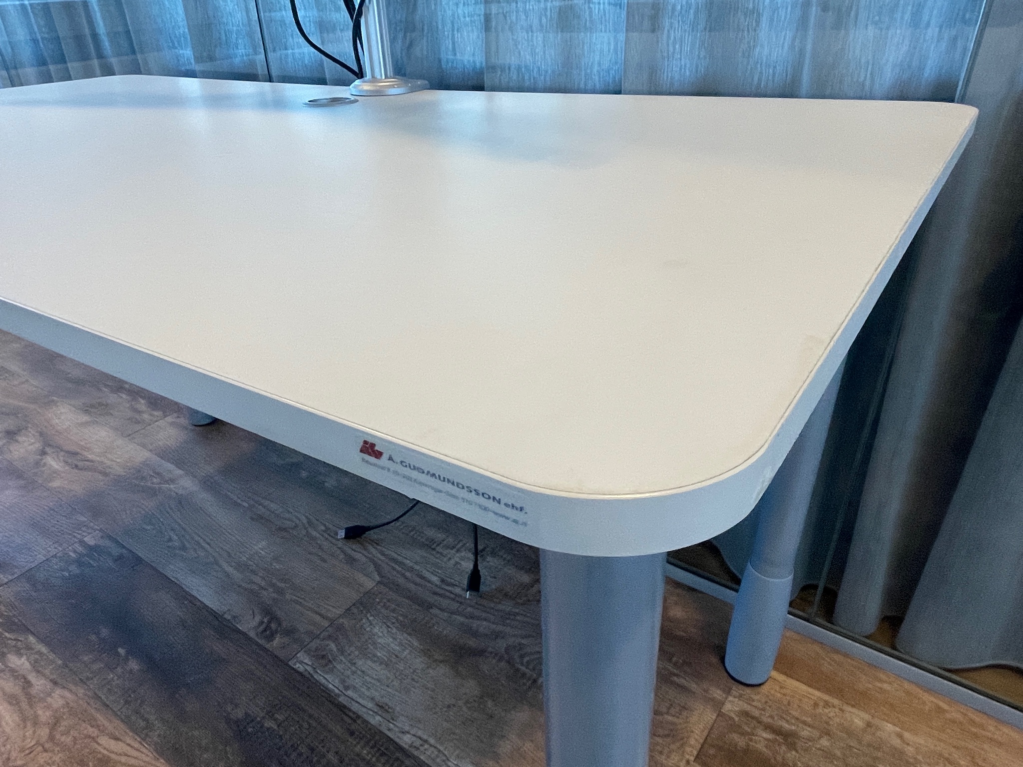 SELT / SOLD Vinnuaðstaða - Skrifborð ásamt 2 skjáum á armi, B140xD70 sm. 9