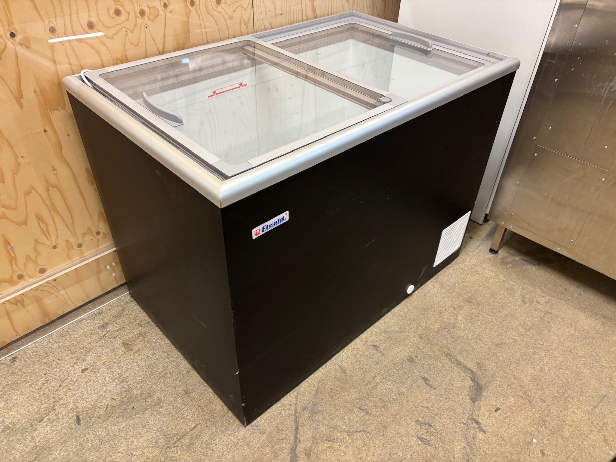 SELT / SOLD Elcold frystikista, L110 x B70 x H81 sm.