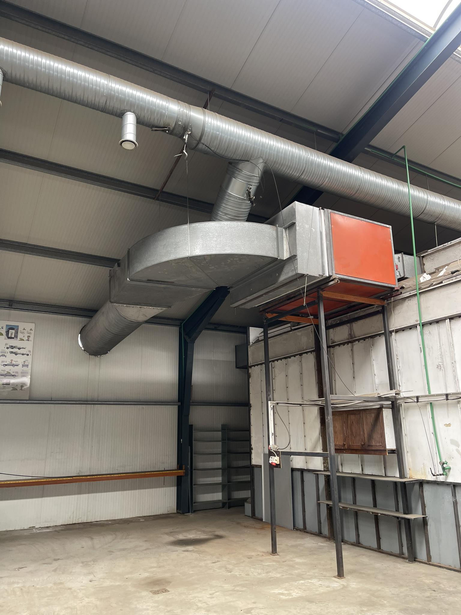 SELT / SOLD - Sprautuklefi - 9 x 6 metrar - gefins 8