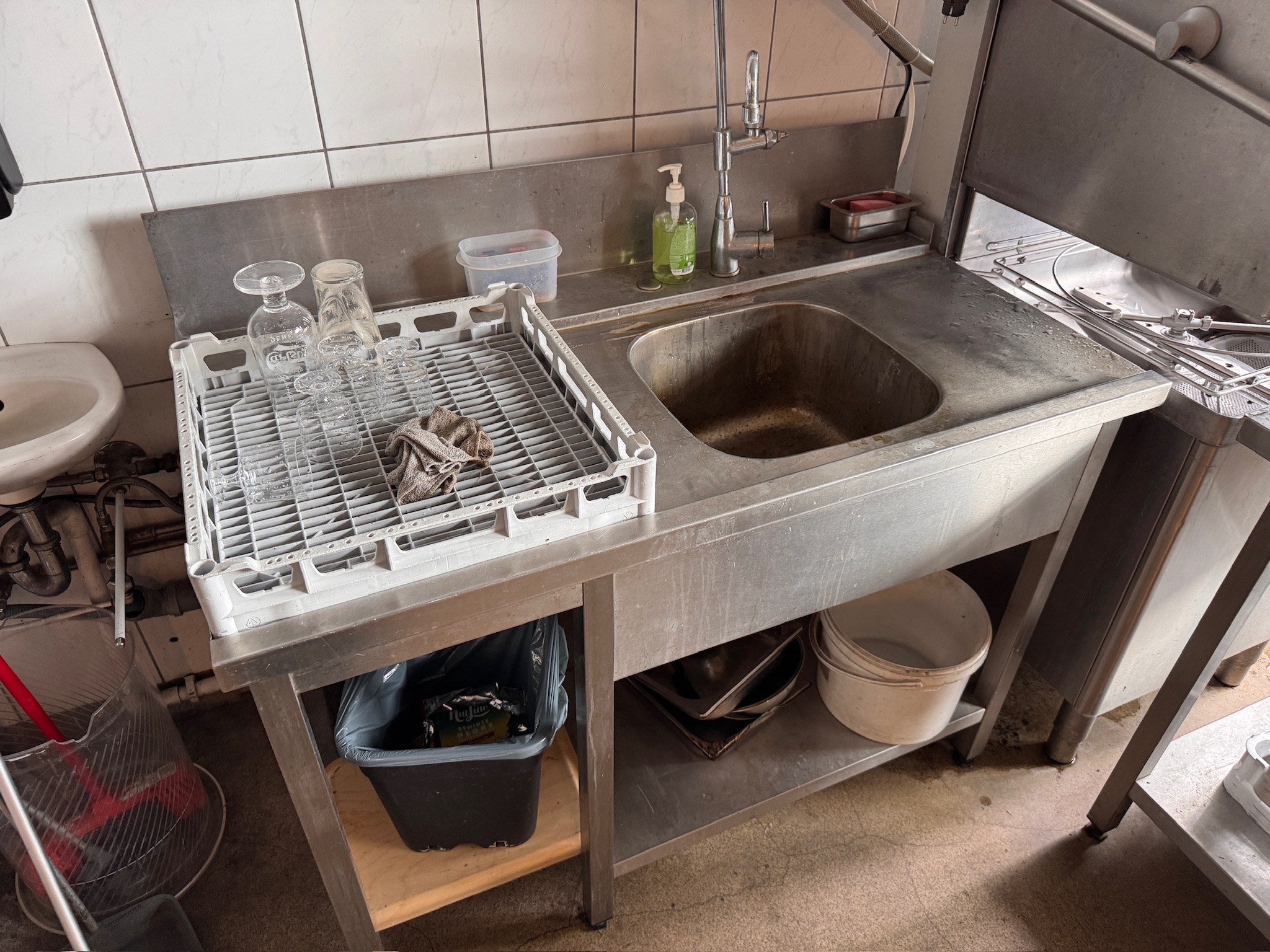 SELT / SOLD Stálborð með vaski, blöndunartæki og kanti