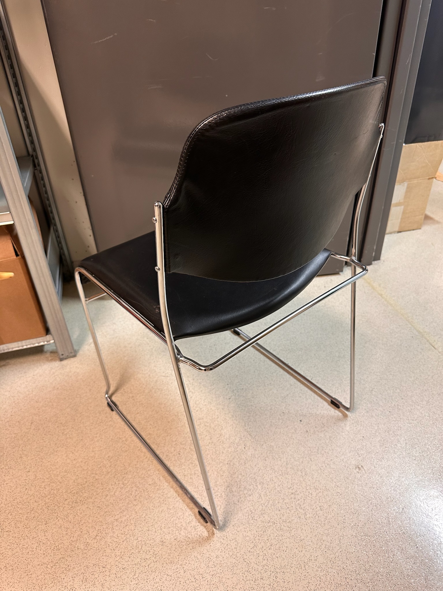 SELT / SOLD Leðurstólar svartir staflanlegir 3