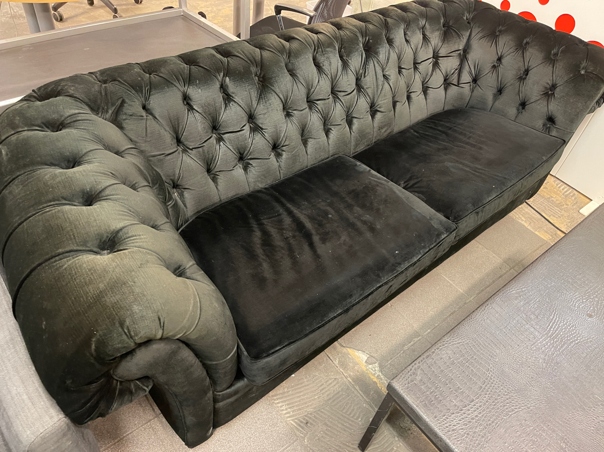 SELT / SOLD Fallegur Chesterfield flauels 3ja sæta sófi