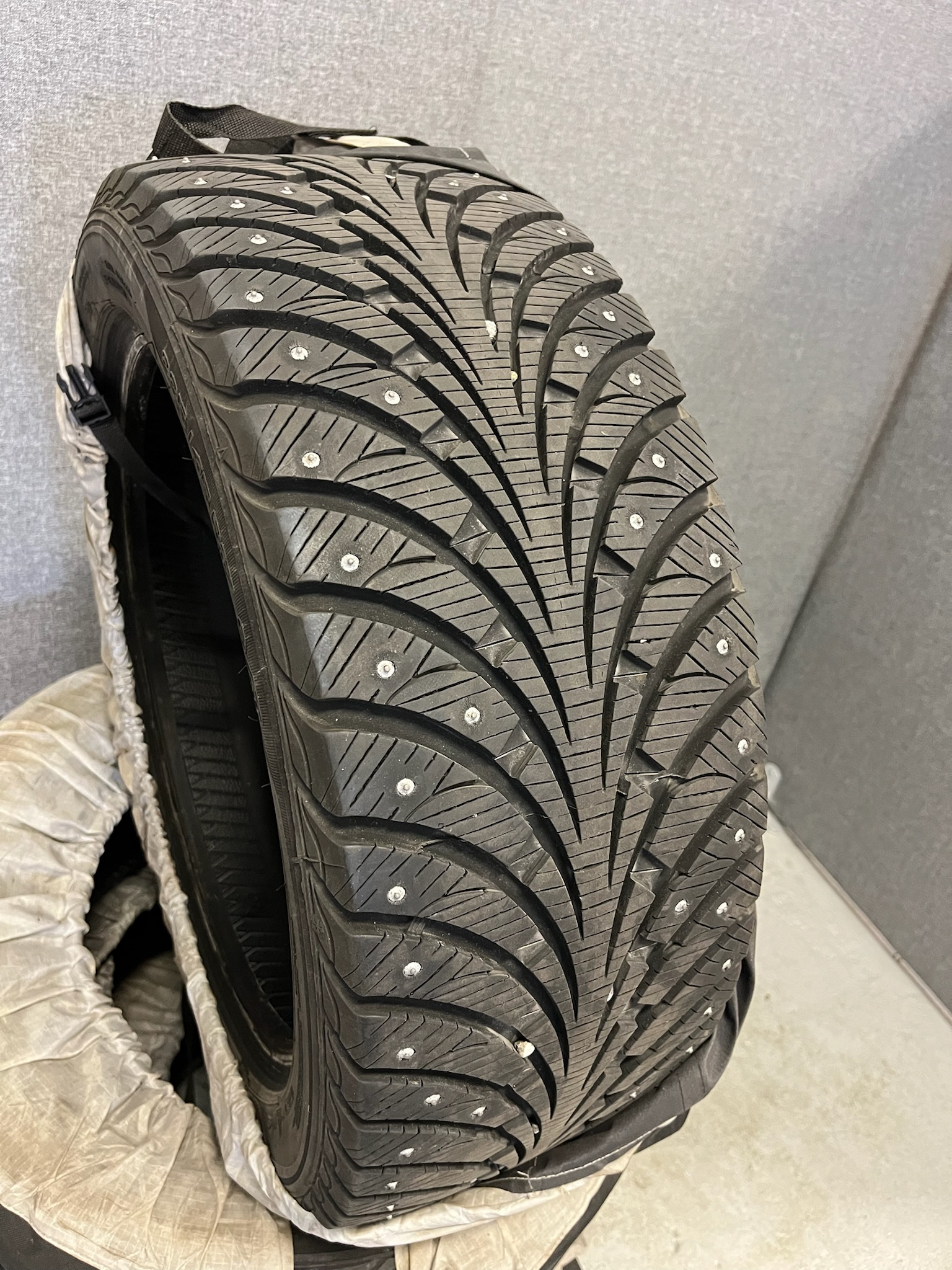 SELT / SOLD Eskimo Stud nagladekk 225/45 R17 94T 2