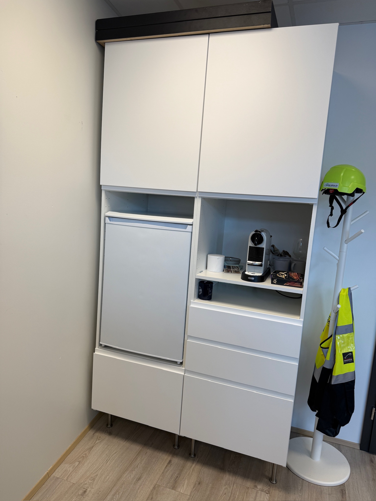 SELT / SOLD IKEA innrétting með Logik kæliskáp, H236xB121sm. 3
