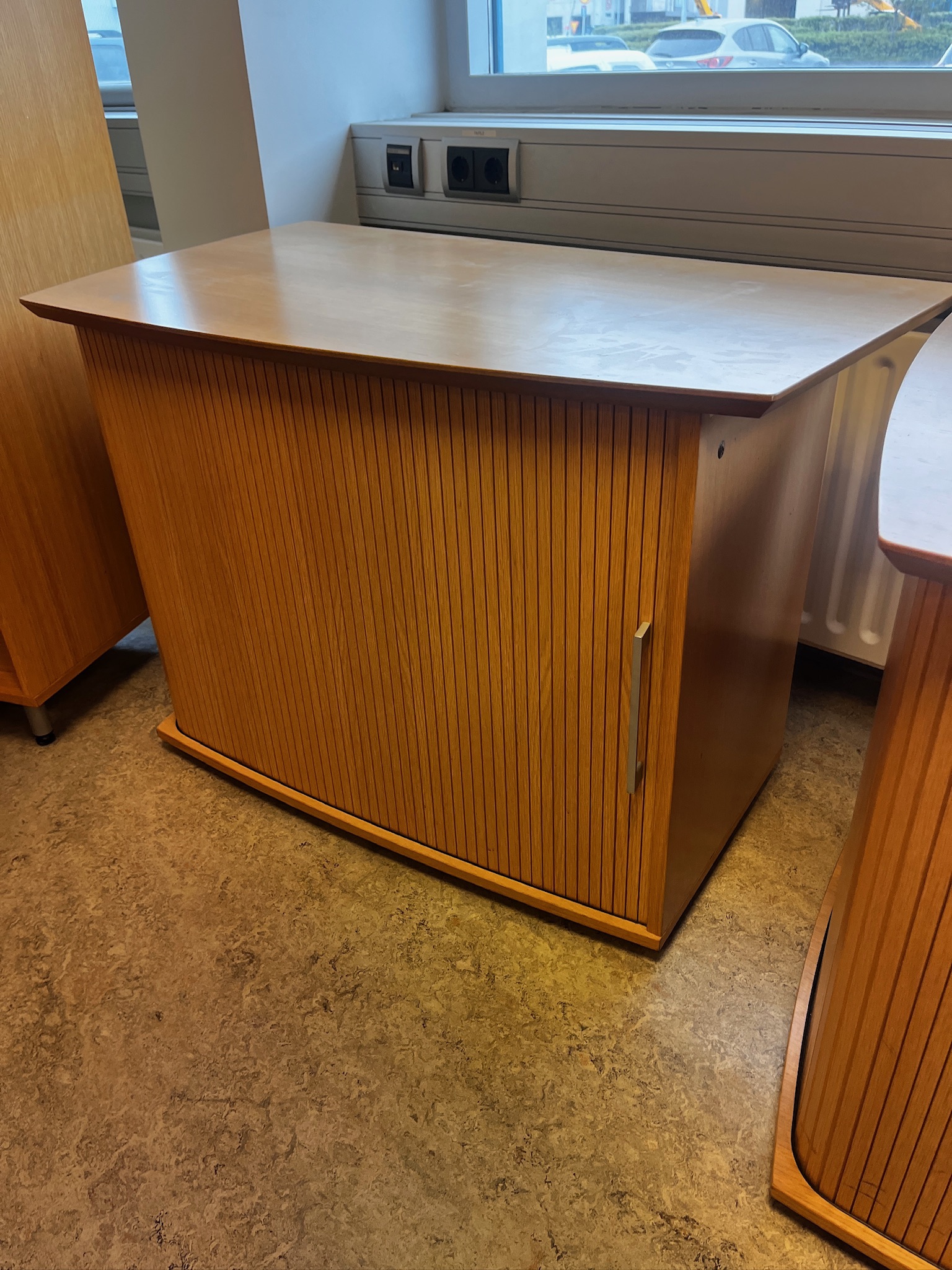 SELT / SOLD Skrifstofuskápur frá InnX, B96-110 x D61 x H72 sm.