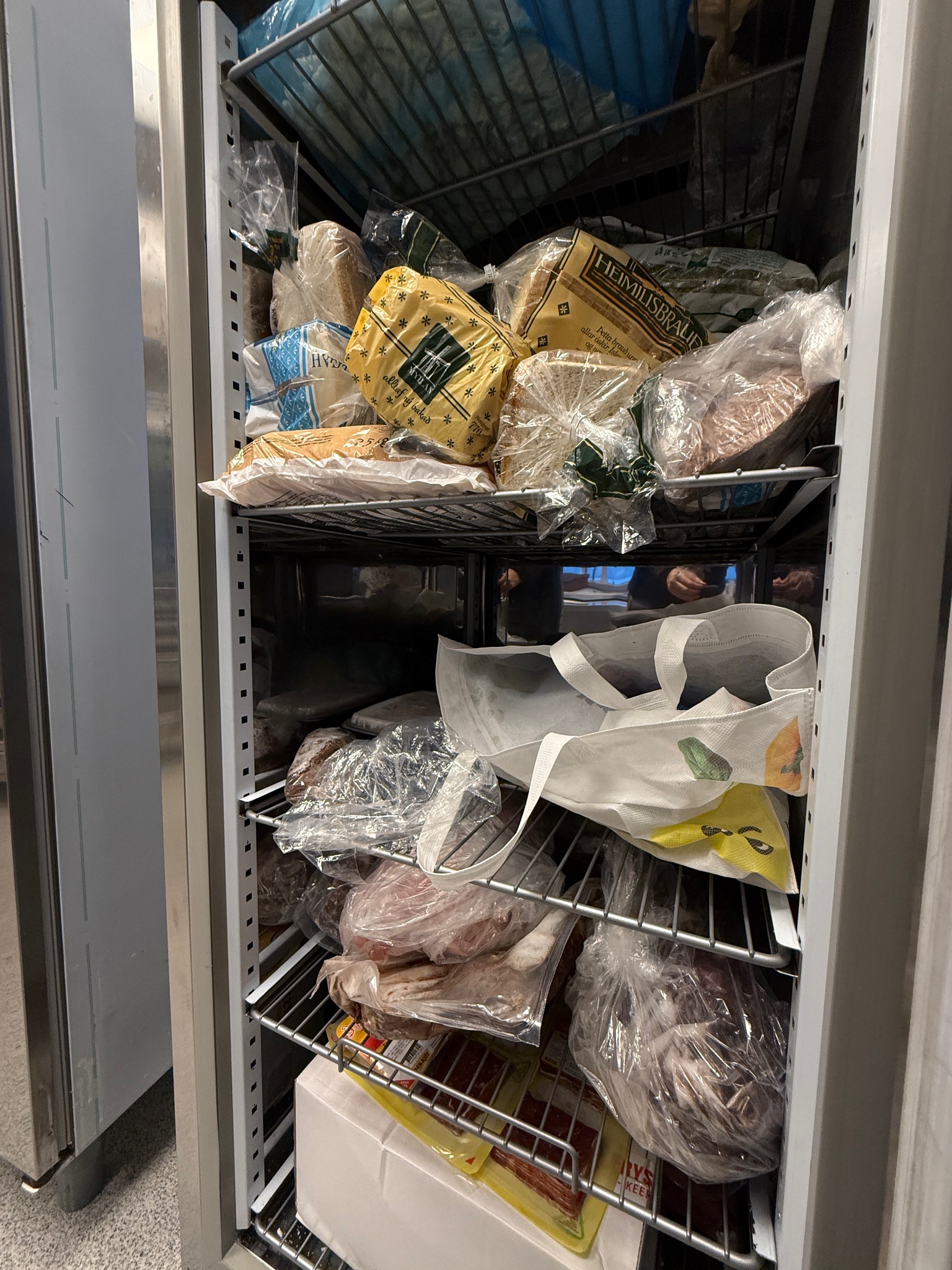 SELT / SOLD Zanussi kæliskápur – 670 L (2018) H206 x D83 x B71 sm. 6