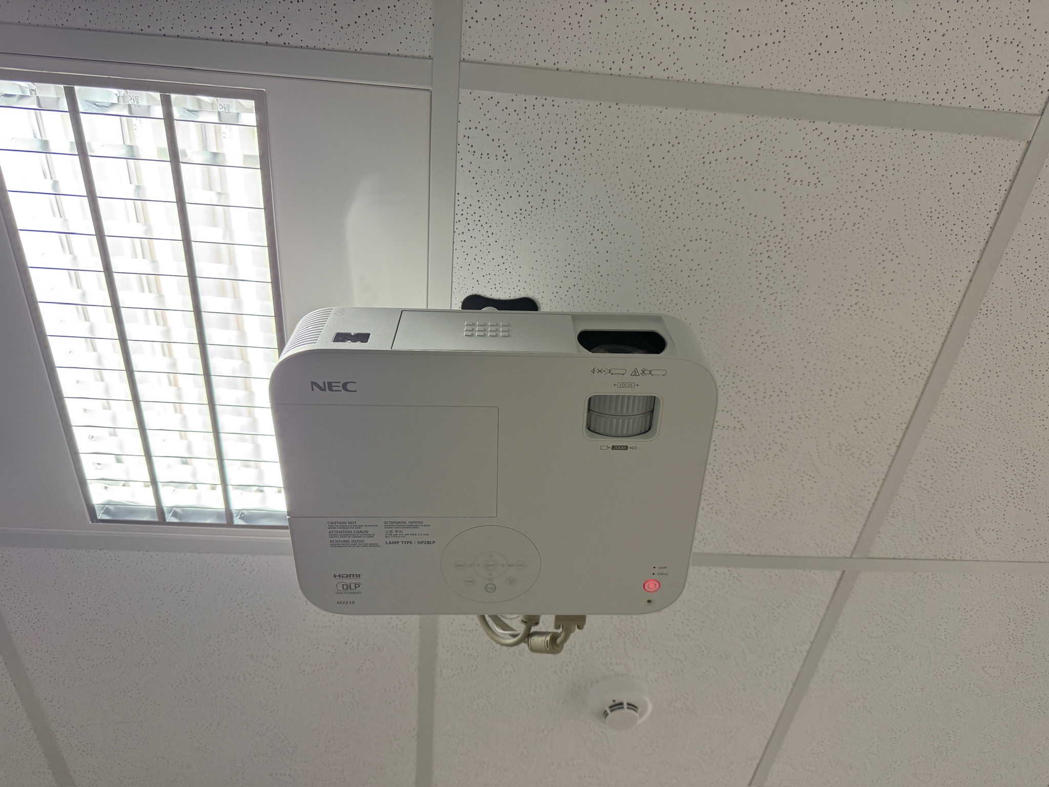 SELT / SOLD NEC skjávarpi með loftfestingu 2