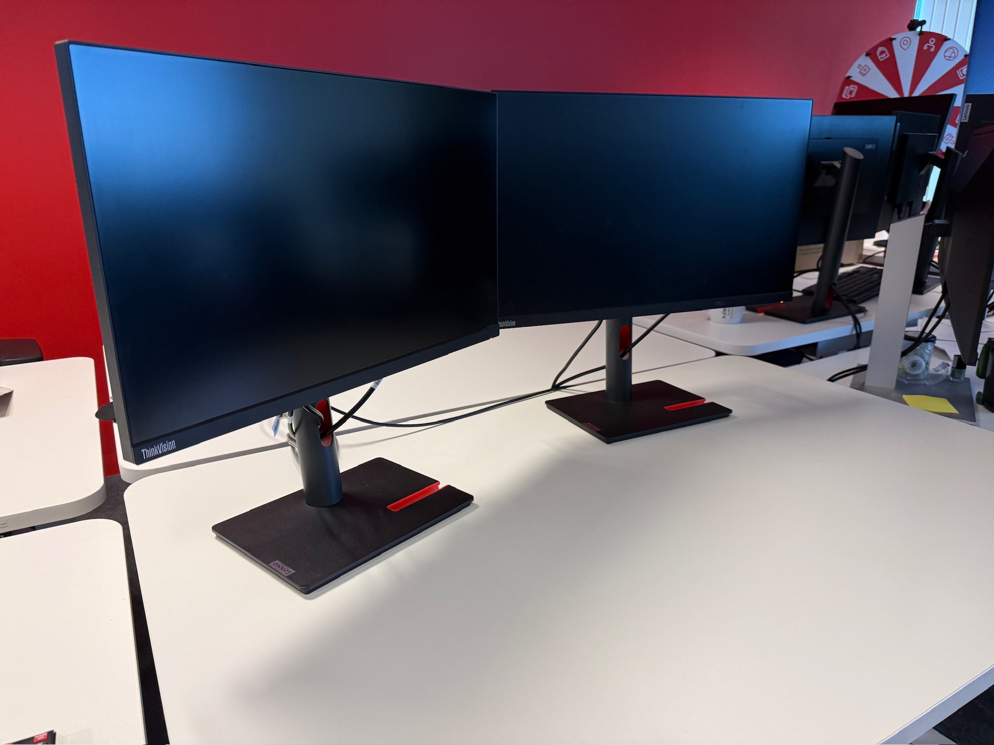SELT / SOLD Lenovo ThinkVision tölvuskjár, 23,8", 2560x1440p - PLAY 3