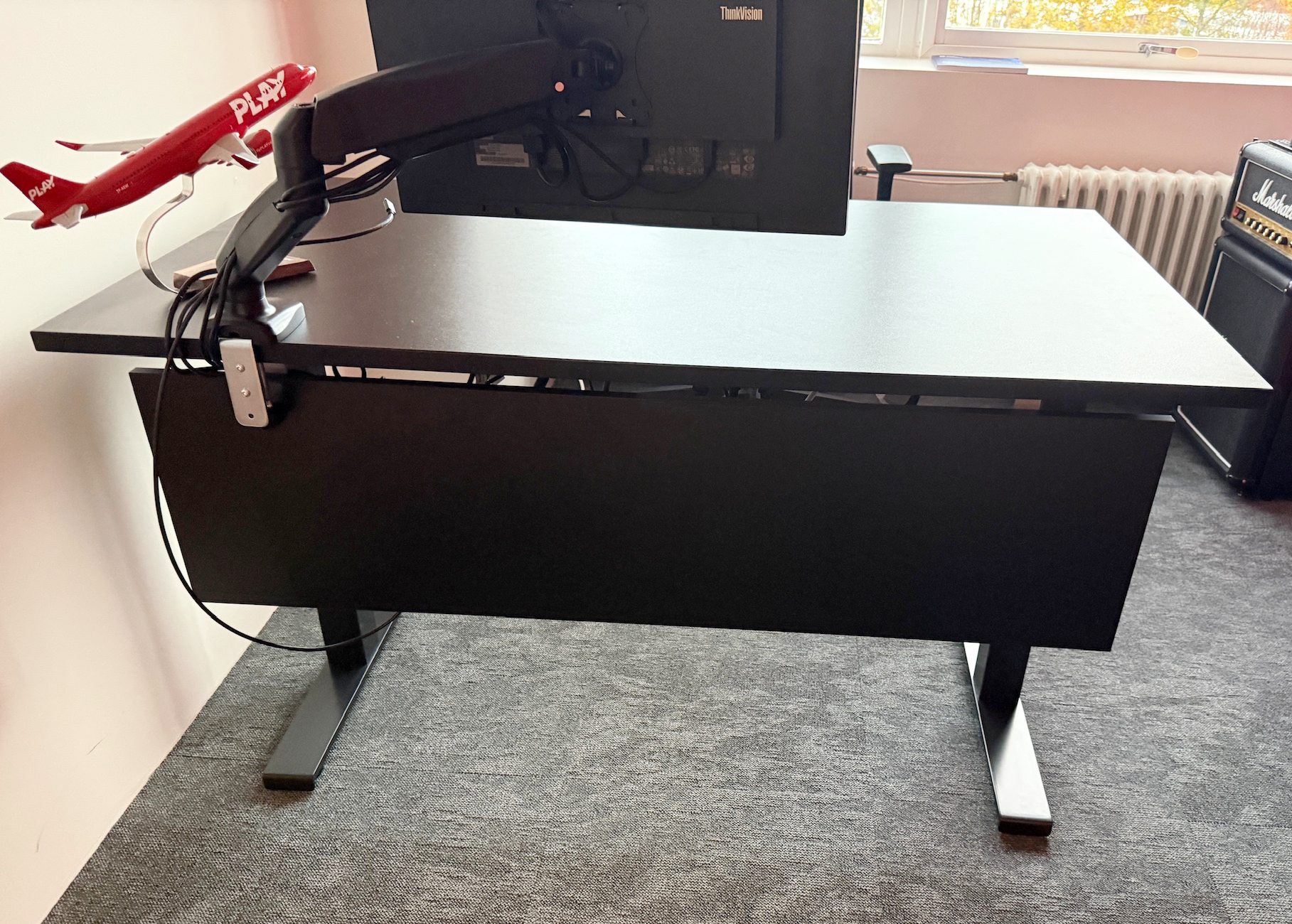SELT / SOLD H2 rafmagnsborð með blygðunarspjaldi frá Hirzlunni, B140xD80sm. 2