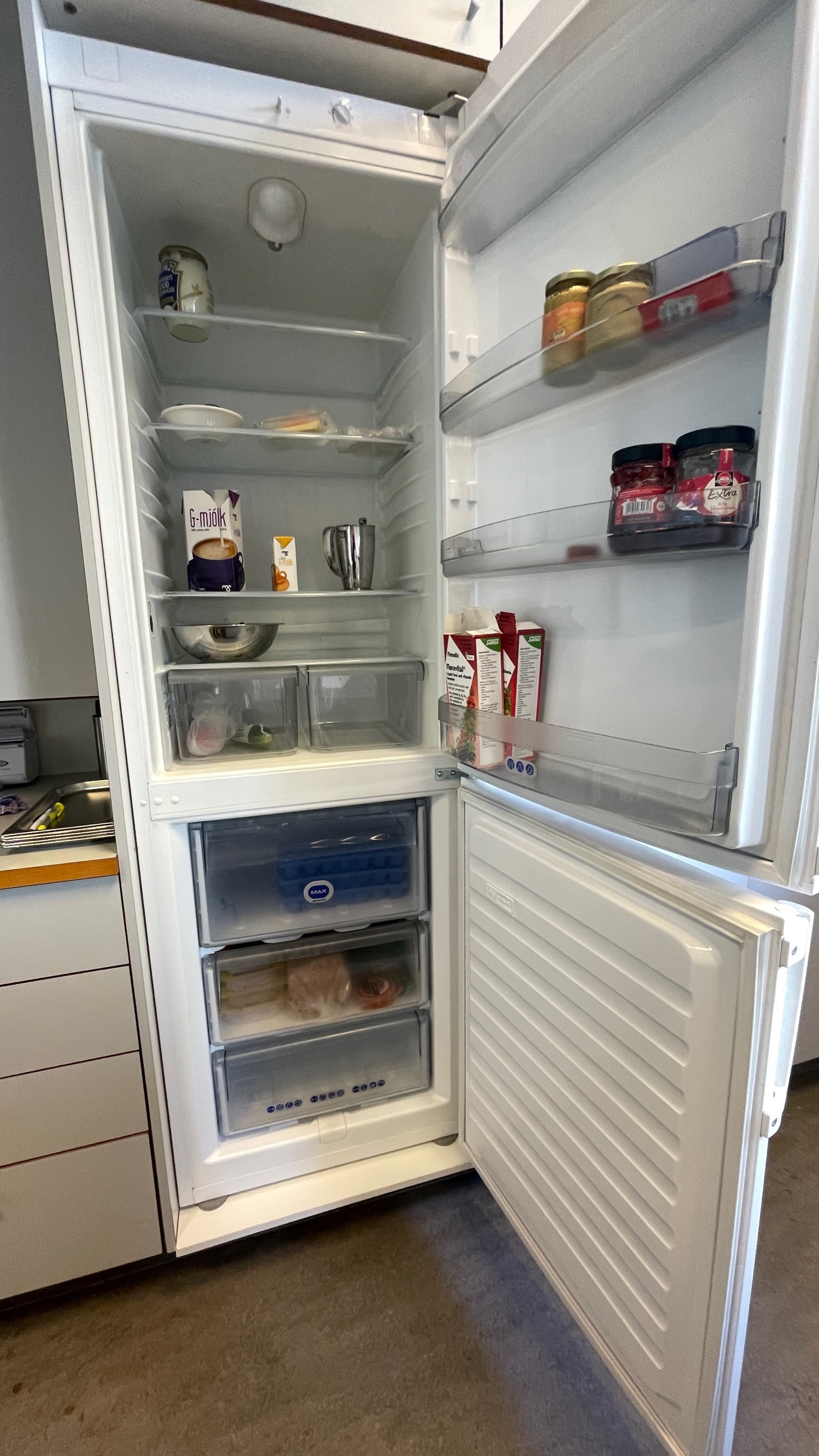 SELT / SOLD Whirlpool kæliskápur með fyrsti - Alþingi 2