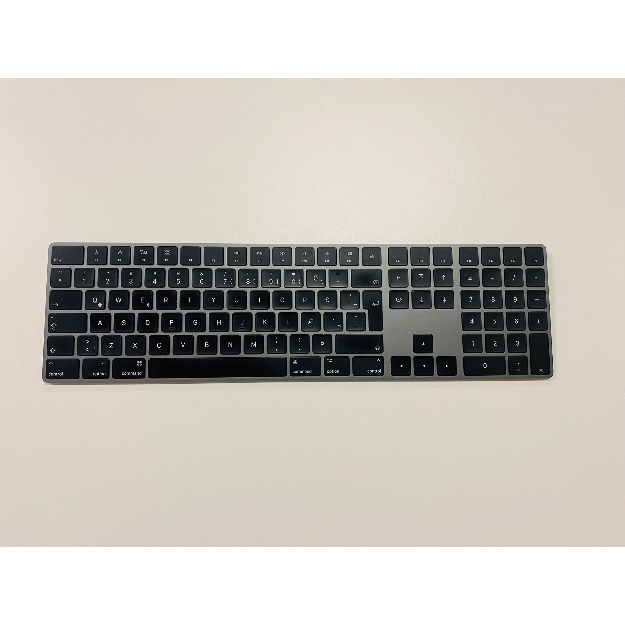 SELT / SOLD Apple Magic Keyboard með talnaborði, svart