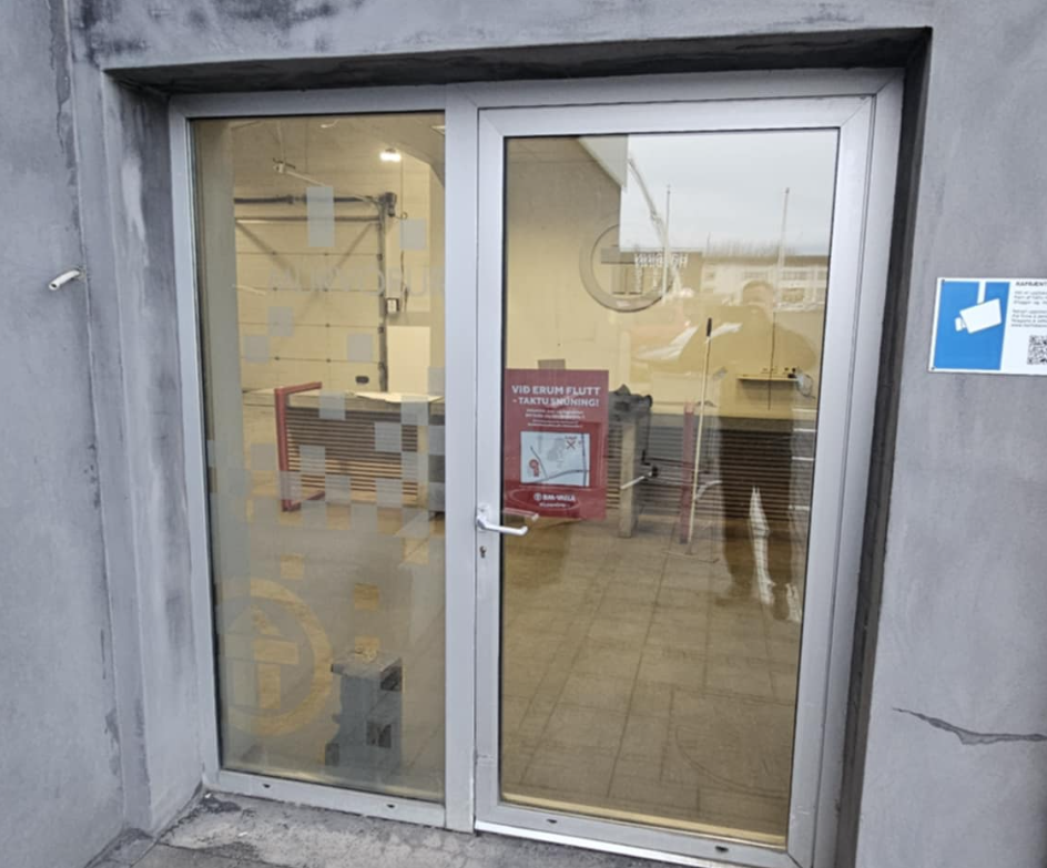 SELT / SOLD - Útihurð með pumpu f. sumarhús eða verslun