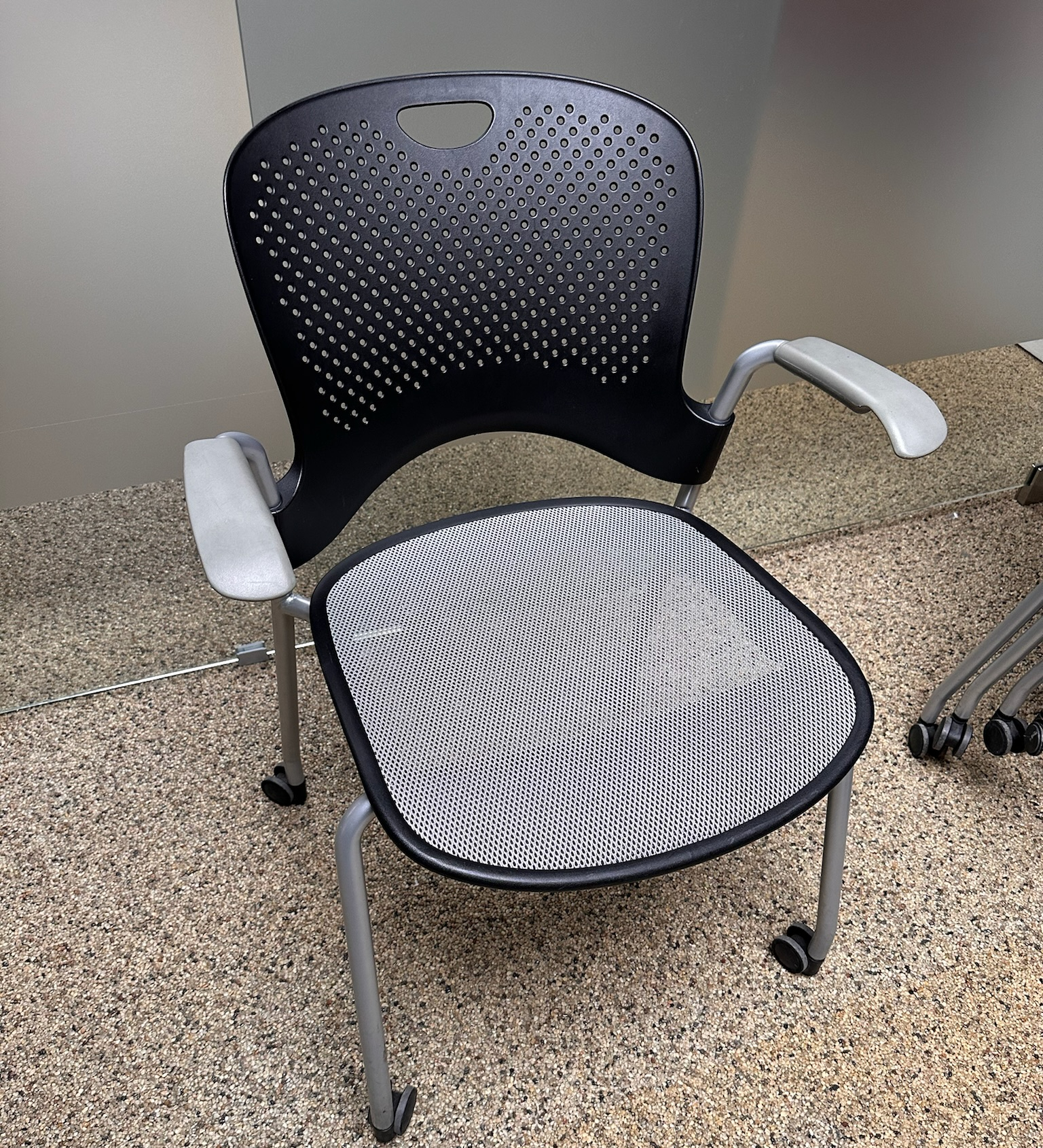 SELT / SOLD Herman Miller fundarstóll á hjólum frá Pennanum, staflanlegir