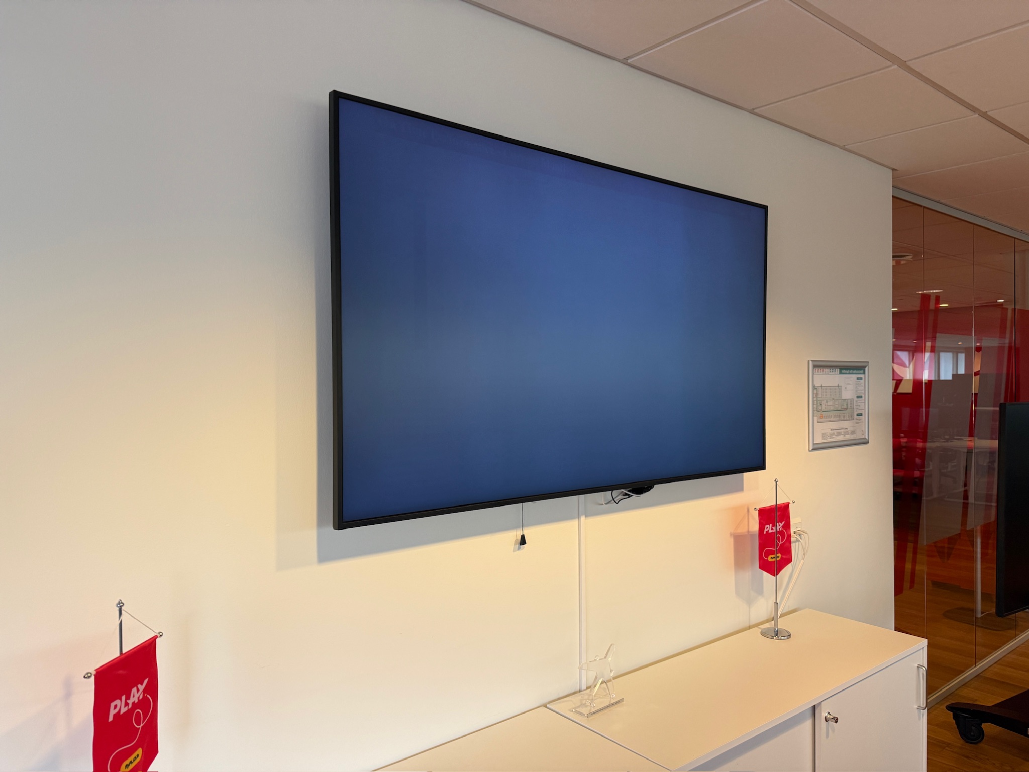 SELT / SOLD Samsung upplýsingaskjár með veggfestingu, 65'', 4K LED, 24/7 2