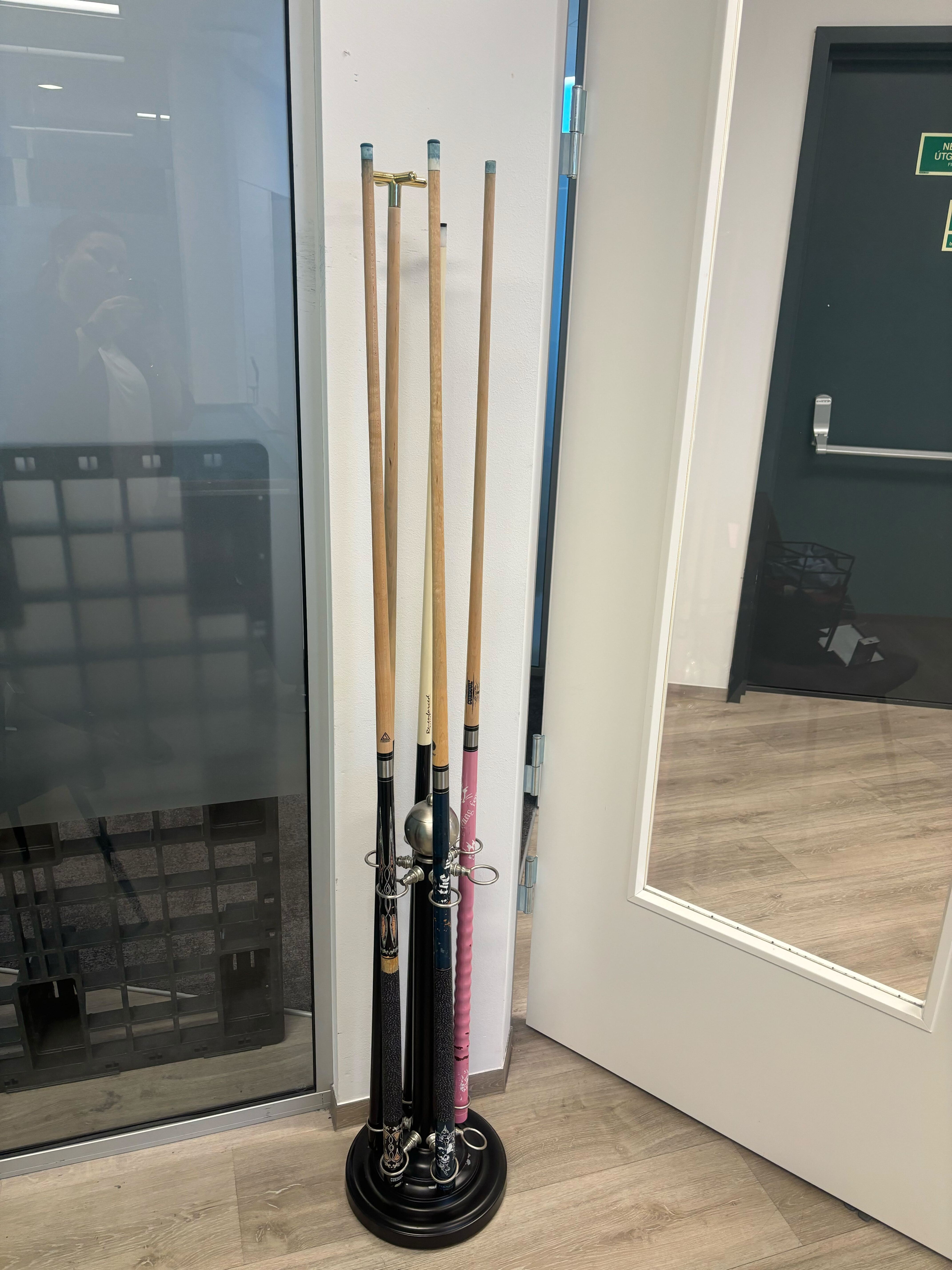 SELT / SOLD - Buffalo poolborð - 8 fet - kúlur,2 kjuðar,kjuðastandur 4