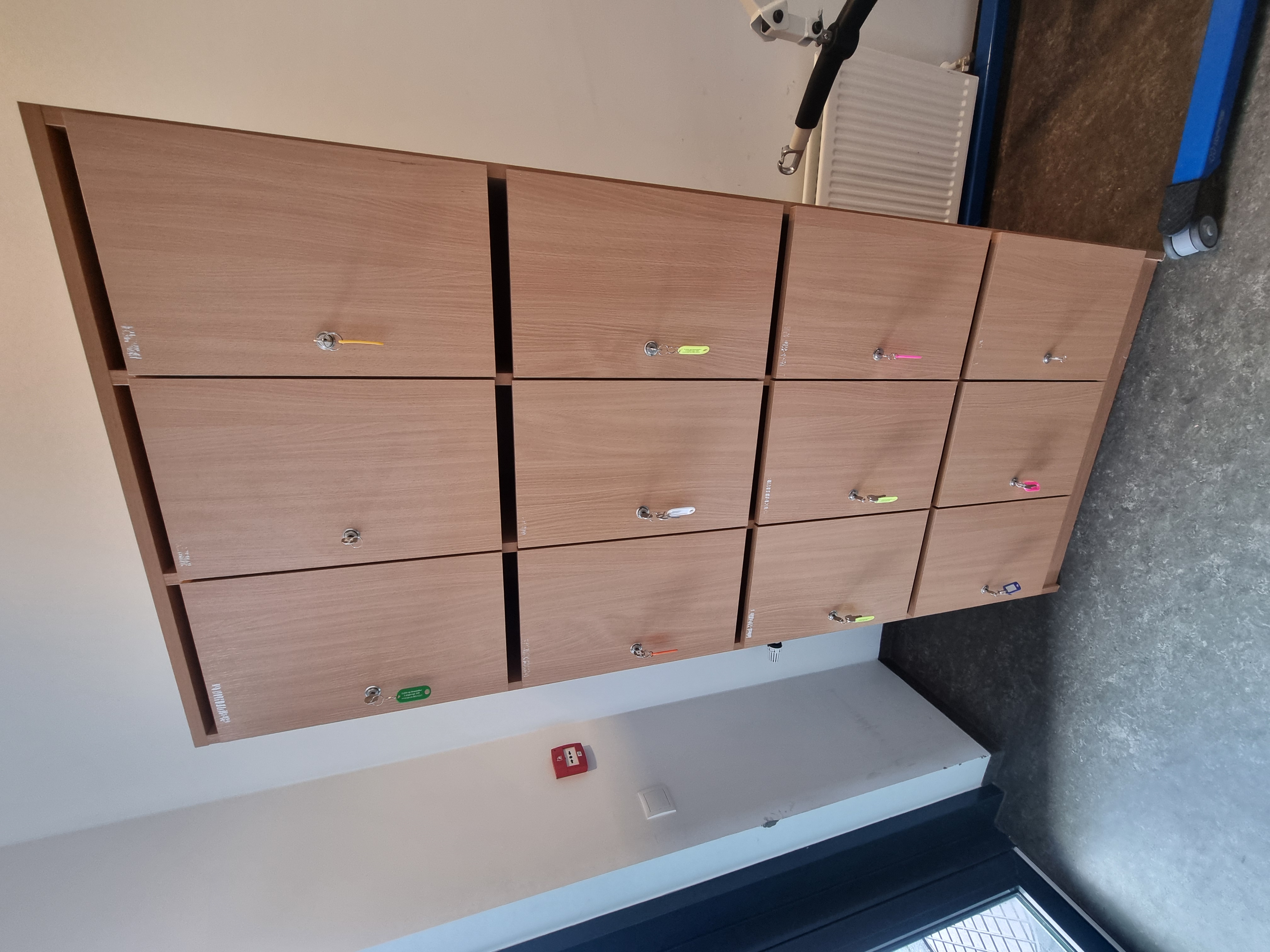 SELT / SOLD Hólfaskápur - starfsmannaskápur 12 hólf