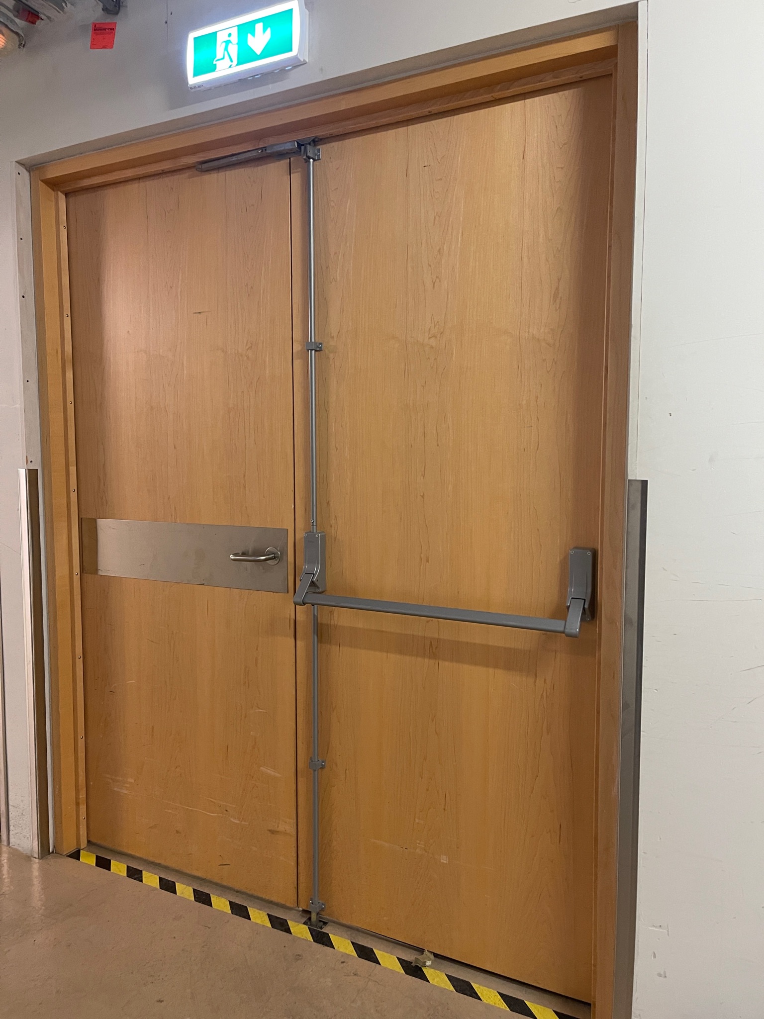 SELT / SOLD - Tvöföld viðarhurð - 2 stk. (H216 x B179 sm.) - 2