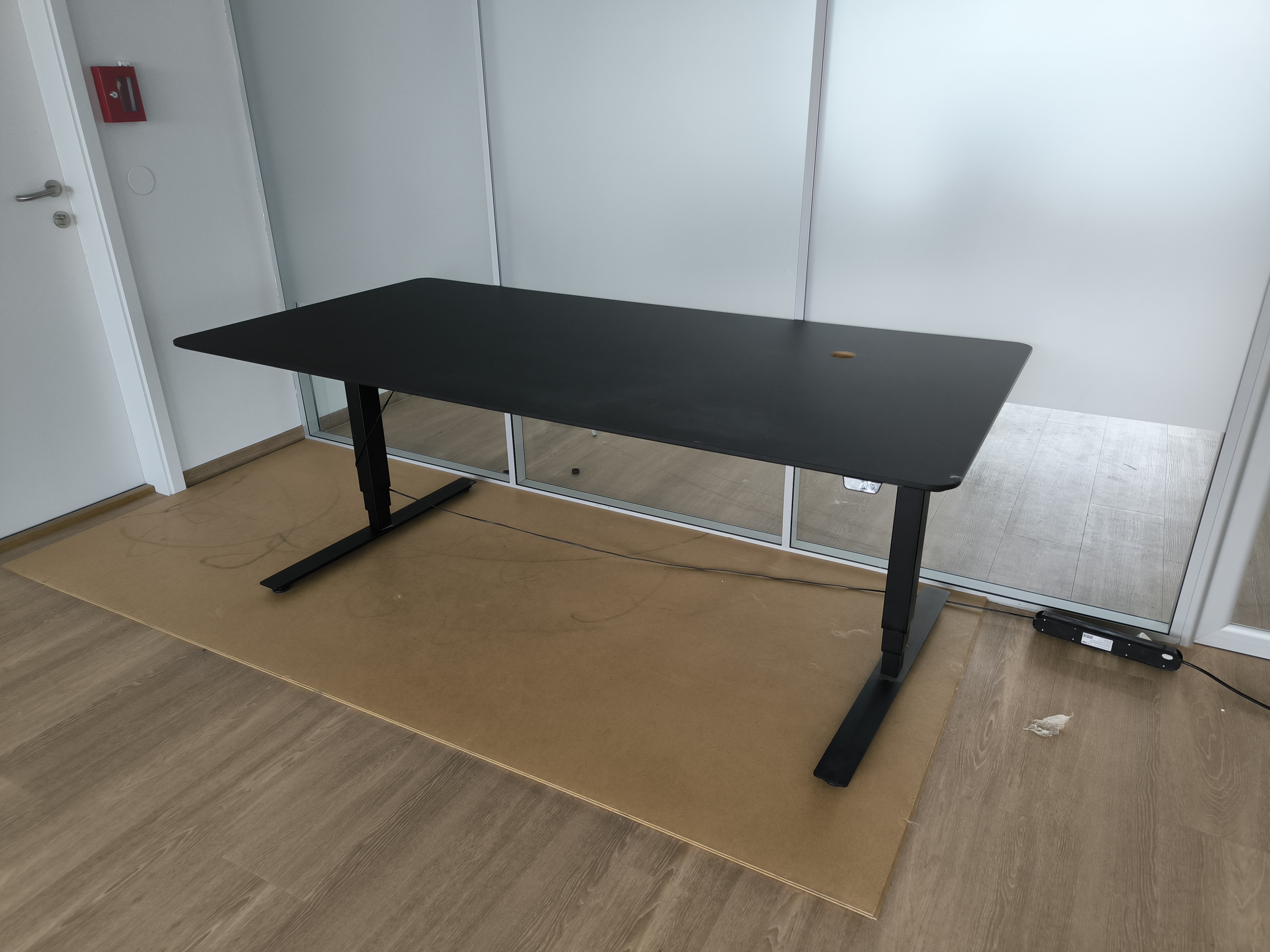 SELT / SOLD Flott rafmagnsborð B200 x D80 sm.