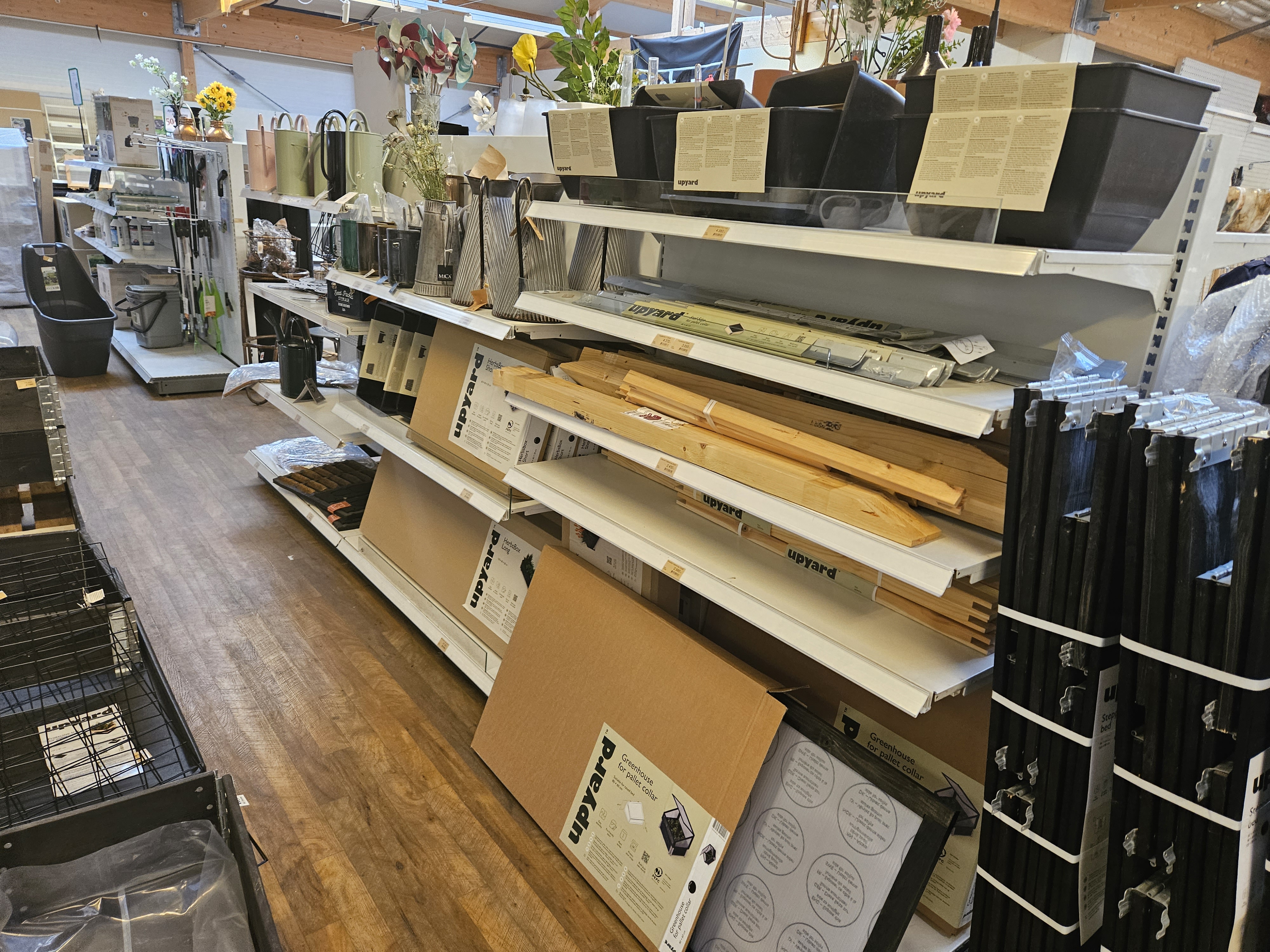 SELT / SOLD - Verslunarhillur - lagerhillur - hentugt fyrir 150 fm.