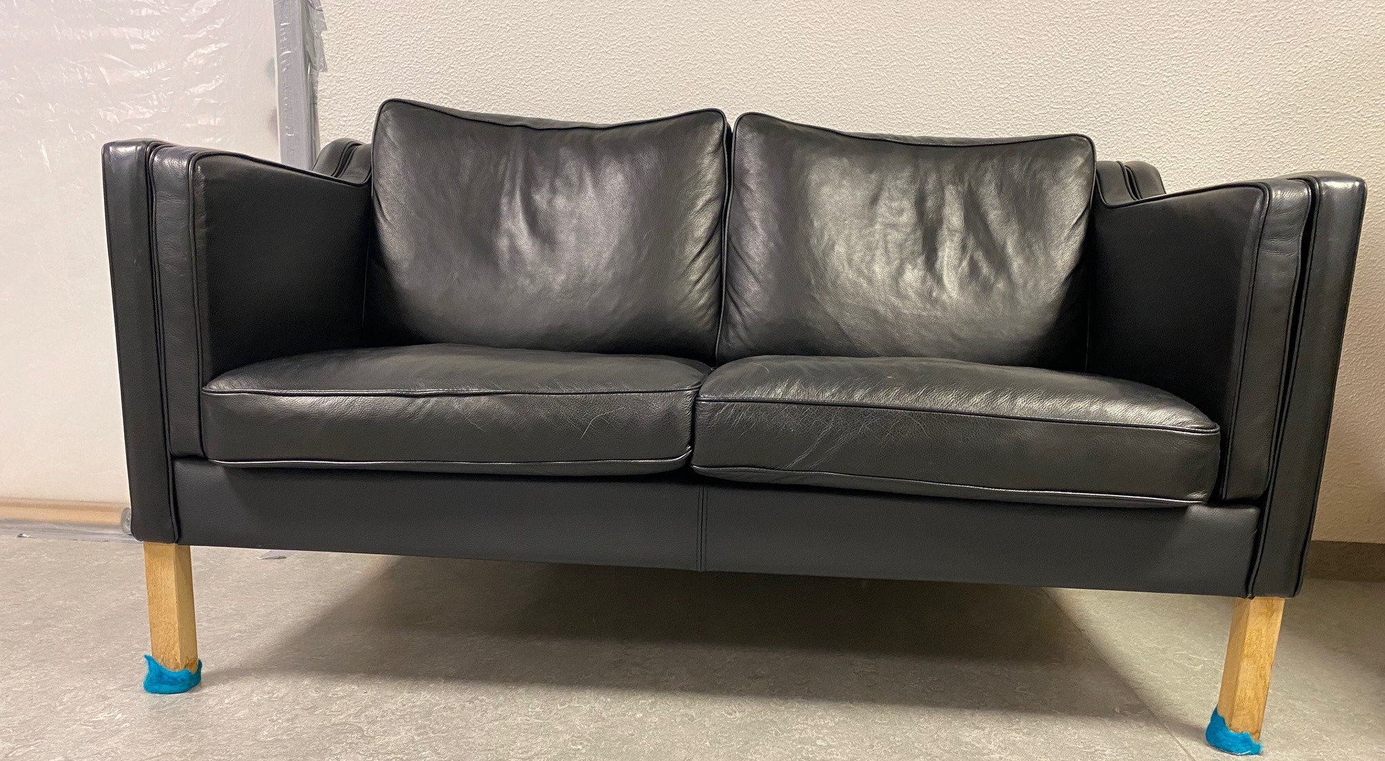 SELT / SOLD - Flottur leðursófi, 2gja manna, B142 x D80 sm. - Ekki Borge Moge