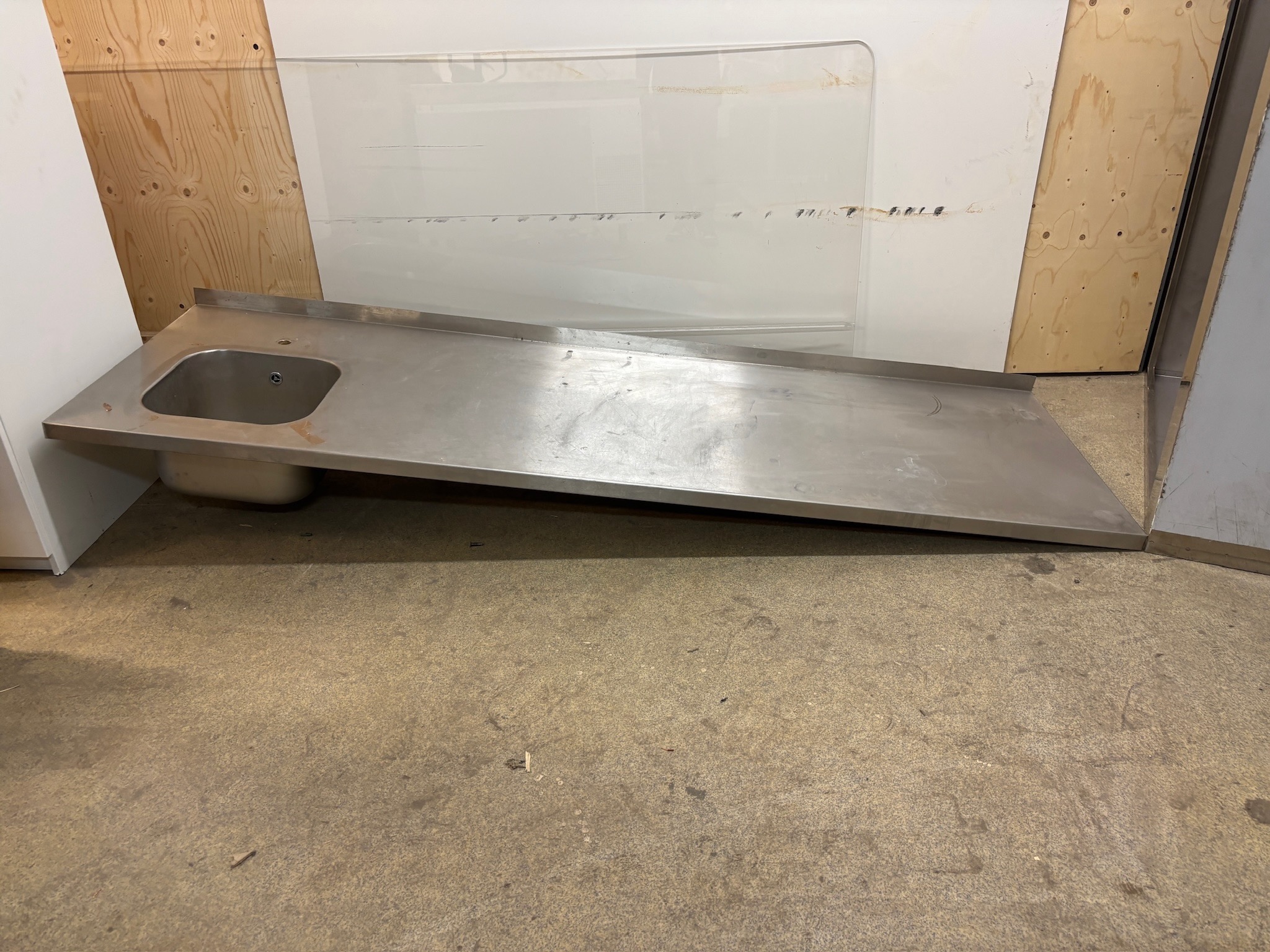 SELT / SOLD Stálplata með vaski og kant - L250 x B82,5 sm. 2