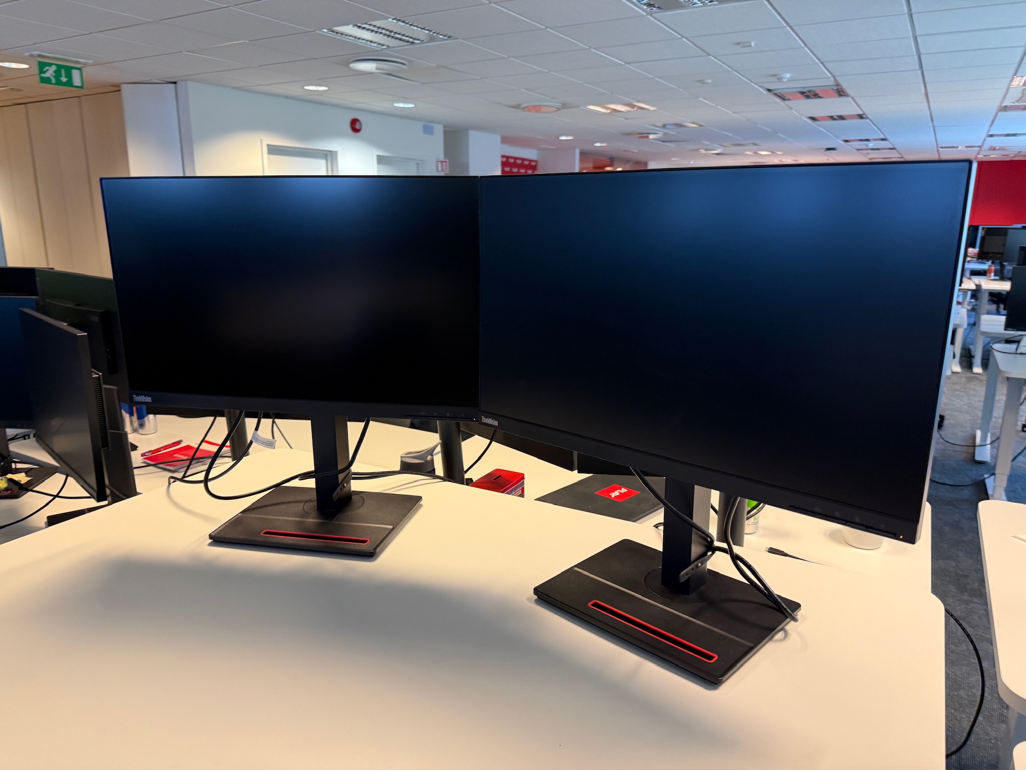 SELT / SOLD Lenovo ThinkVision tölvuskjár, 23,8", 2560x1440p - PLAY