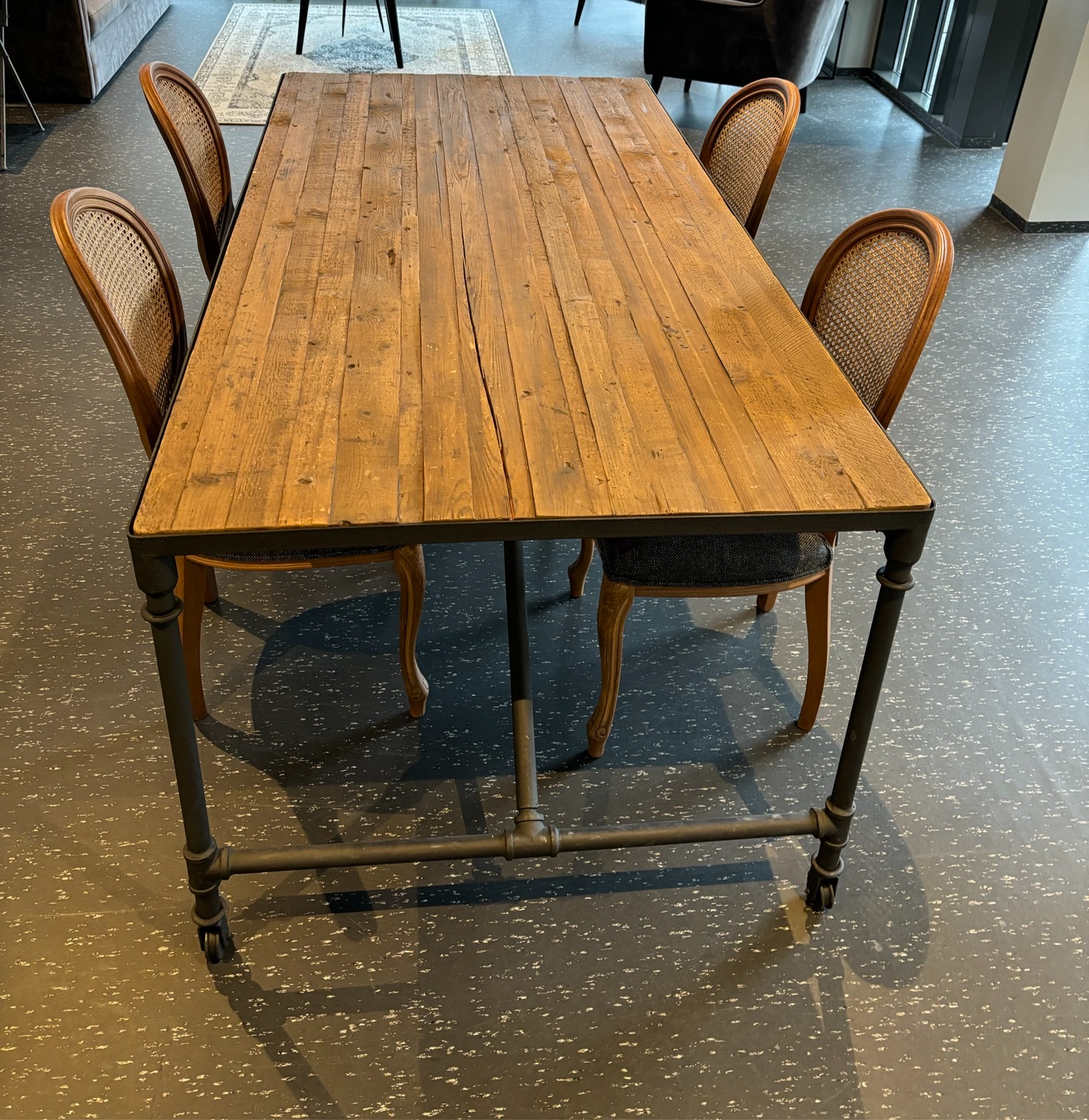 SELT / SOLD Dialma Brown borðstofuborð á hjólum, L200 x B100 sm. 2