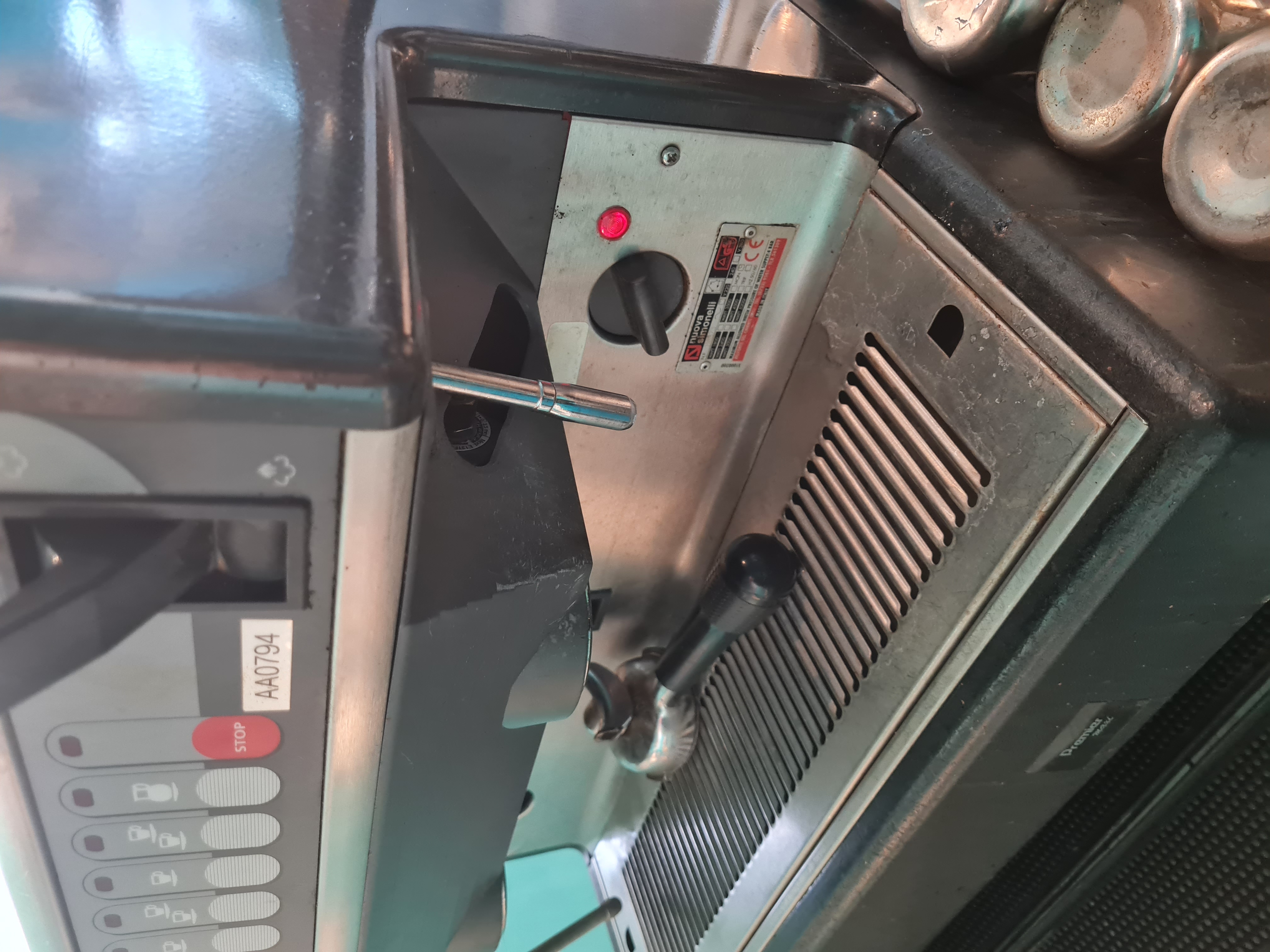 SELT / SOLD - Kaffivél Nuova Simonelli Espresso Machine 4