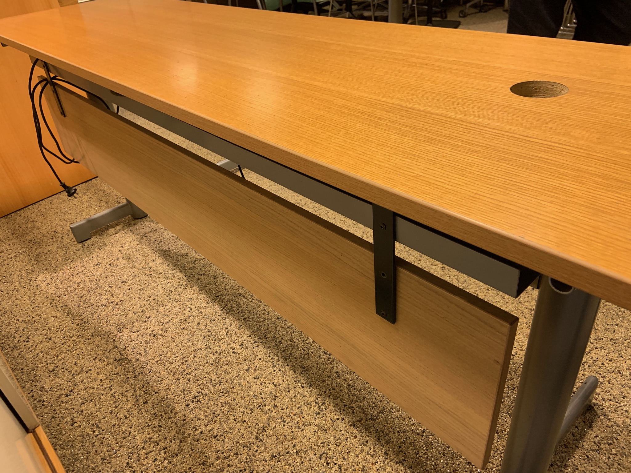 Selt/Endurnýtt-Rafmagnsborð 180x50 frá Á Guðmundssyni með blygðunarspjaldi. 5