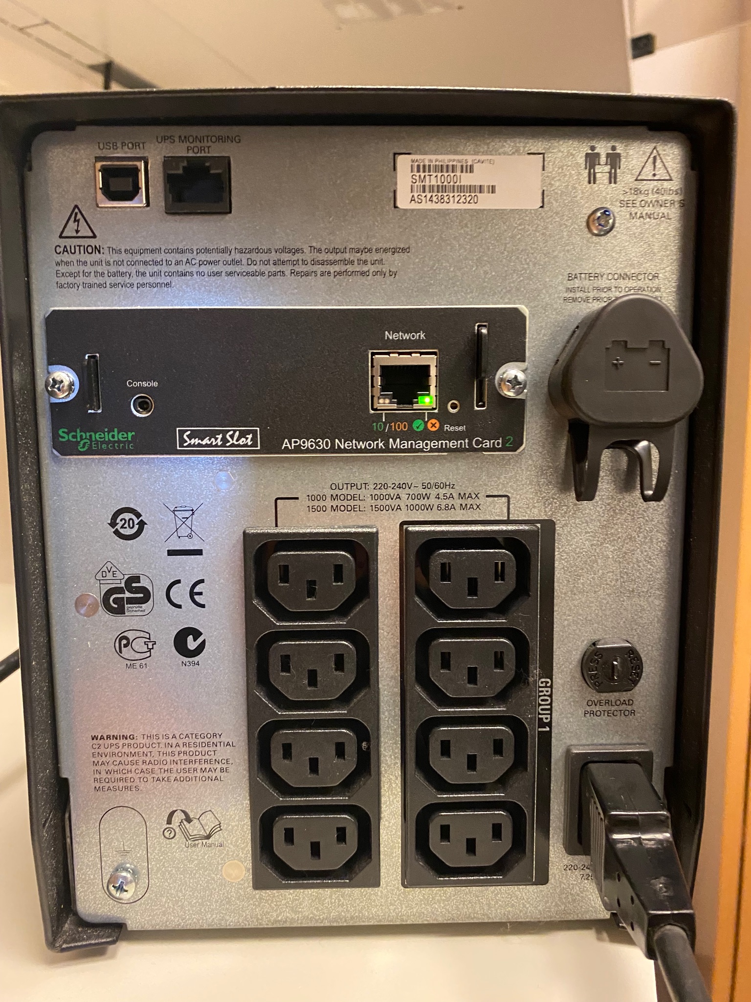 SELT / SOLD Tölvuskápur - serverskápur ásamt APC Smart-UPS 6