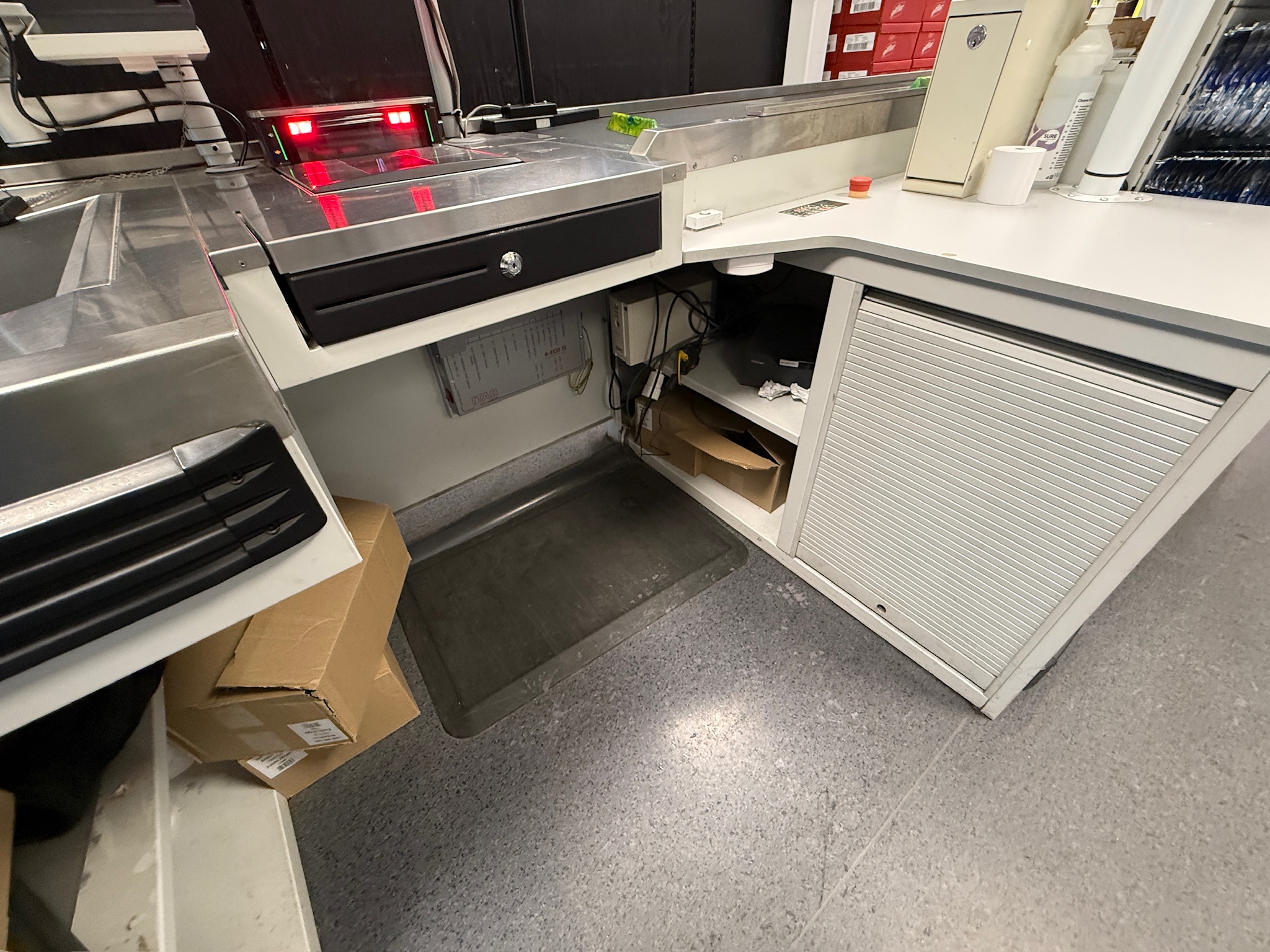 SELT / SOLD Afgreiðslufæribandaborð - ITAB Shop Concept 10