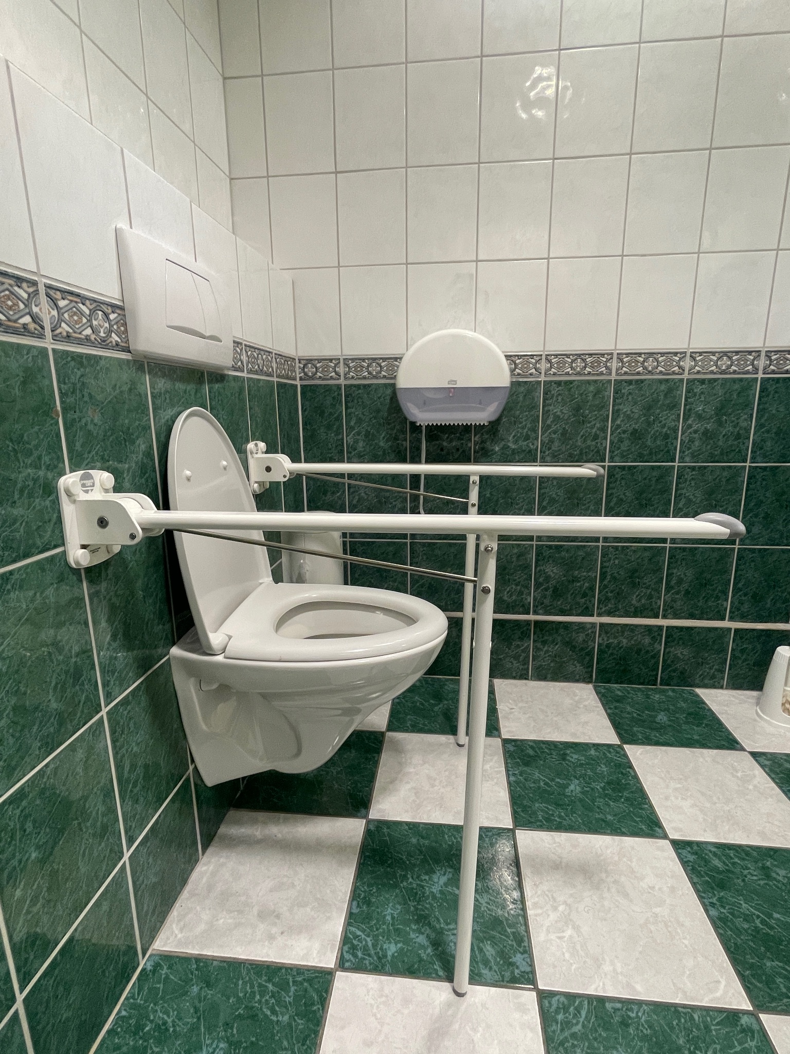 SELT / SOLD WC / vegghengt salerni fyrir fatlaða ásamt skolspjaldi 5