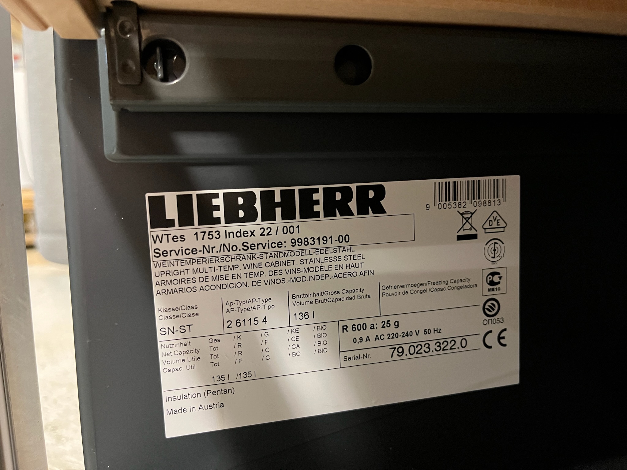 SELT / SOLD Liebherr vínkælir, 136 lítrar 7