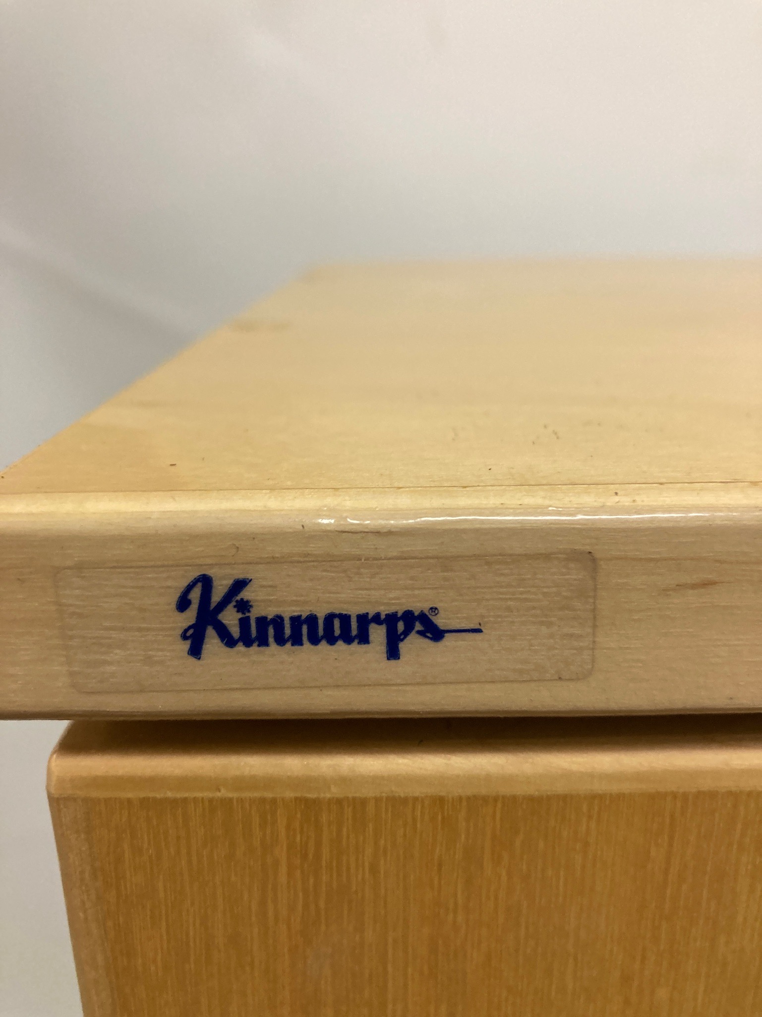 SELT / SOLD Skrifstofuskápur frá Kinnarps H85sm. x B80sm. 6