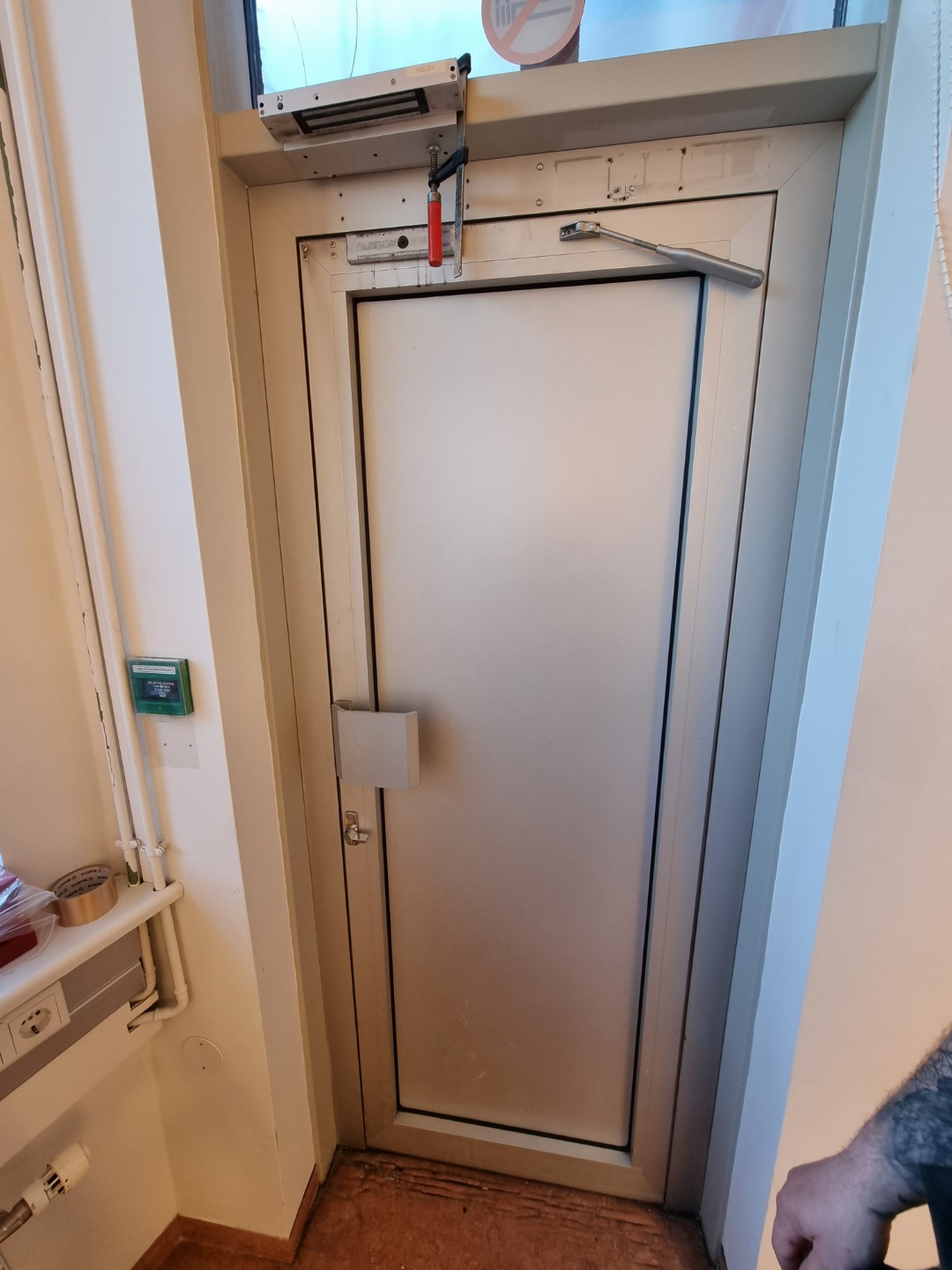 SELT / SOLD Álhurð með karmi og læsingu 2