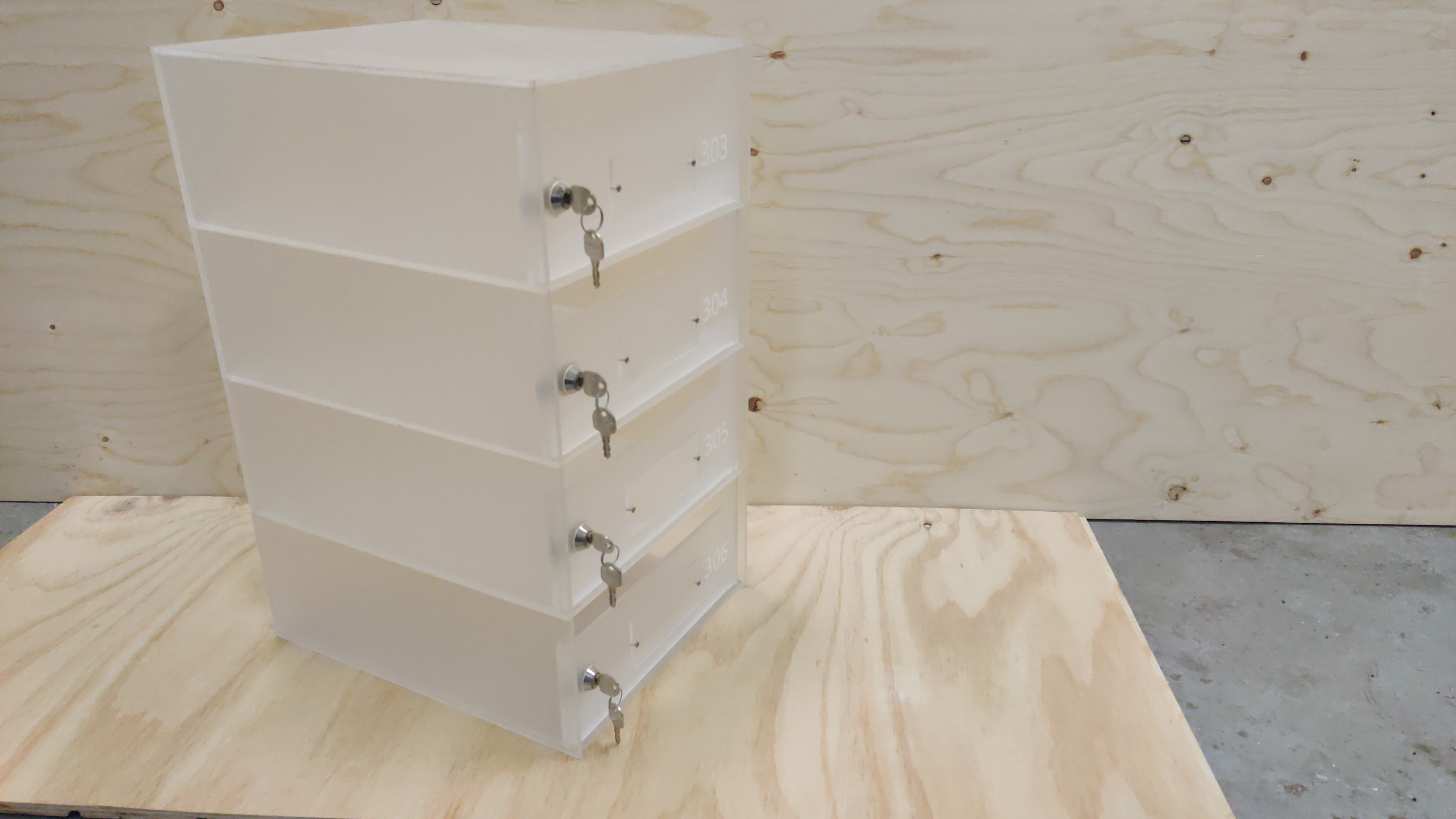 Selt - sold - Póstkassar - plast / plexigler - póstkassi ónotað