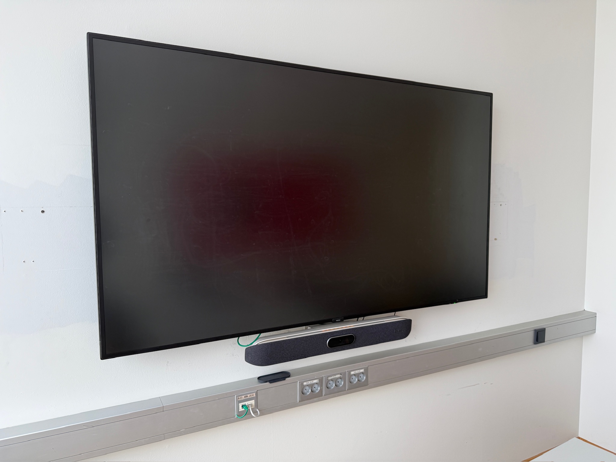 NEC upplýsingaskjár með veggfestingu, 75'', 4K, 24/7
