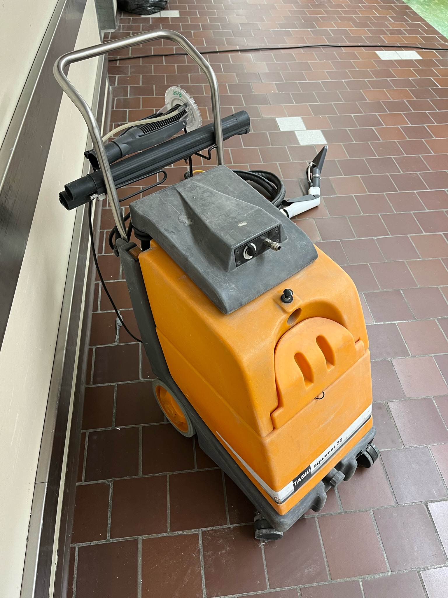SELT / SOLD Taski AQ 20 skúringarvagn 2