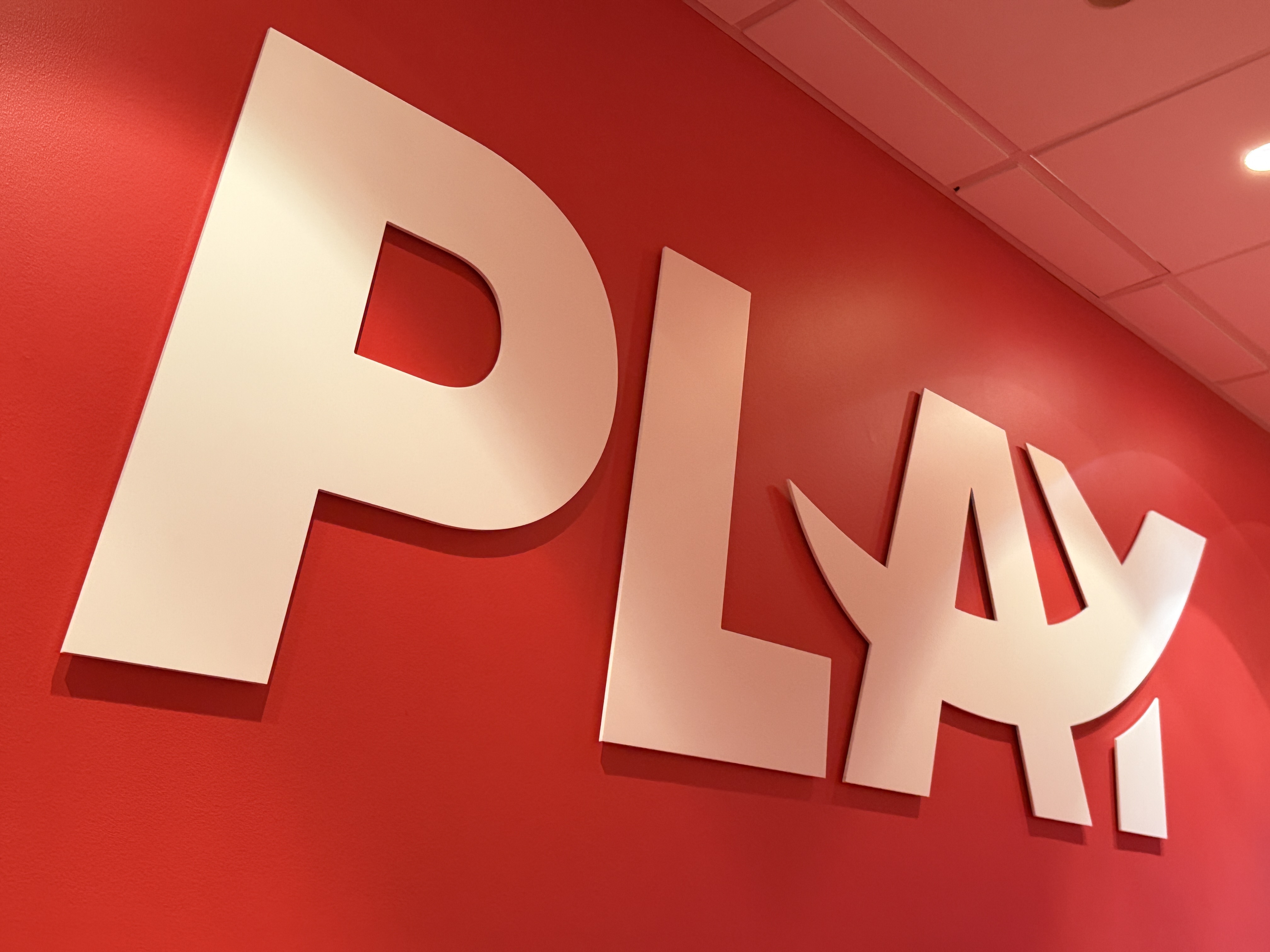 PLAY vegglogo úr frauðefni L240 x H65 sm