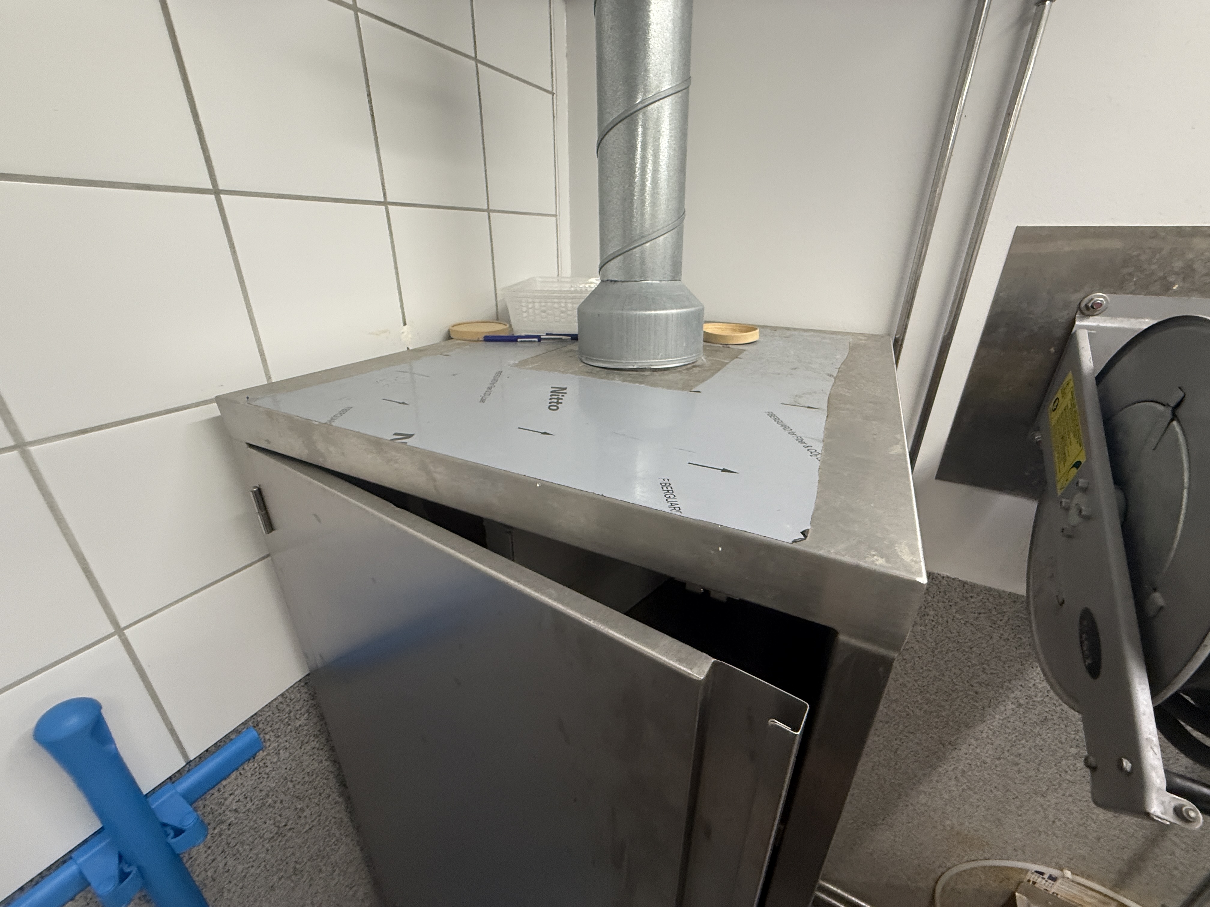 SELT / SOLD Ryðfrír ræstiskápur, H200xB60xD70sm. 4