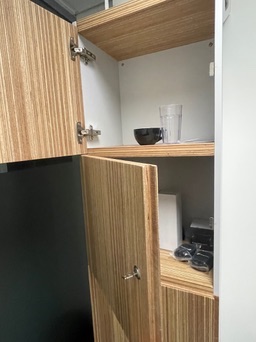 SELT / SOLD Munaskápur, 4 læsanleg hólf, sérsmíði H164 B43 D32 sm 8